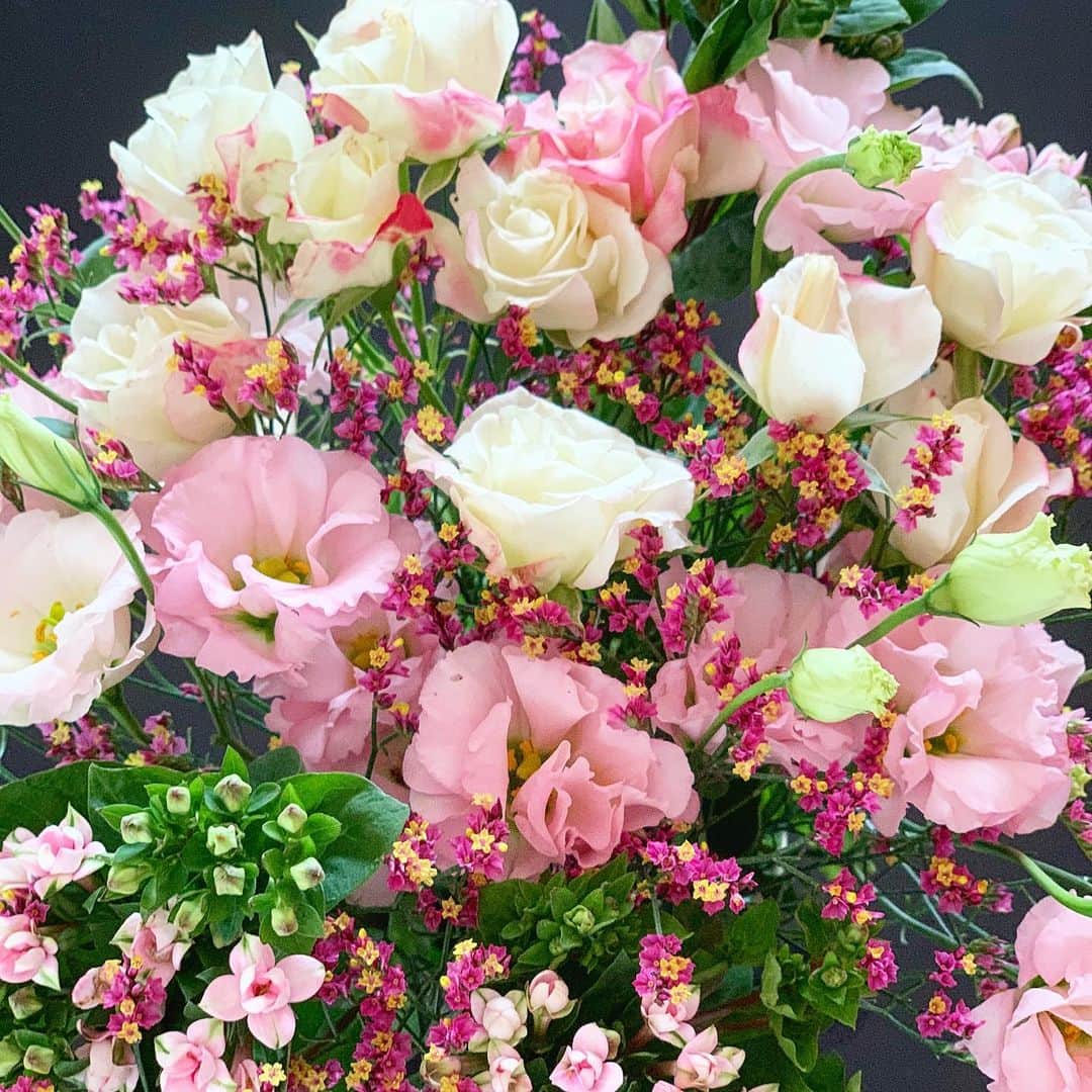 坂本眞一さんのインスタグラム写真 - (坂本眞一Instagram)「妻の誕生日に花束のプレゼント。 閉店直後にも関わらず花束を作っていただいた花屋さんに感謝。 ありがとうございます！間に合いました^ ^  #花の店英」8月2日 18時28分 - 14mountain