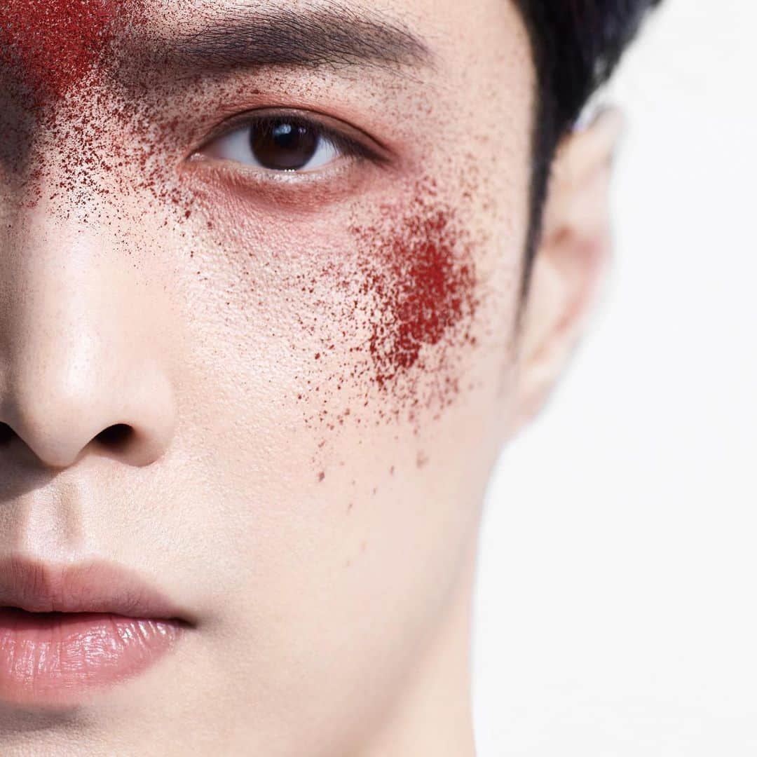 M∙A∙C Cosmetics Japanのインスタグラム：「あらたにM･A･Cのグローバル アンバサダーに就任したLAY ZHANG @layzhang ✨ 第一弾として、「パウダー キス」シリーズ限定ビジュアルが登場！ ㅤ 使用色:  ☑︎パウダー キス アイシャドウ / デボーテッド トゥ チリ ㅤ #MACPowderKiss #MACパウダーキス #MACCosmeticsJapan #MACCosmetics #MAC #MACコスメ #マックコスメ #コスメ#コスメ紹介#コスメ好き#コスメレポ #化粧品 #デパコス #コスメ部 #コスメマニア #メイク好き#メイク道具#美容大好き#美容好き#トレンドメイク#夏メイク#メイクテク#layzhang#アイシャドウ#アイメイク」