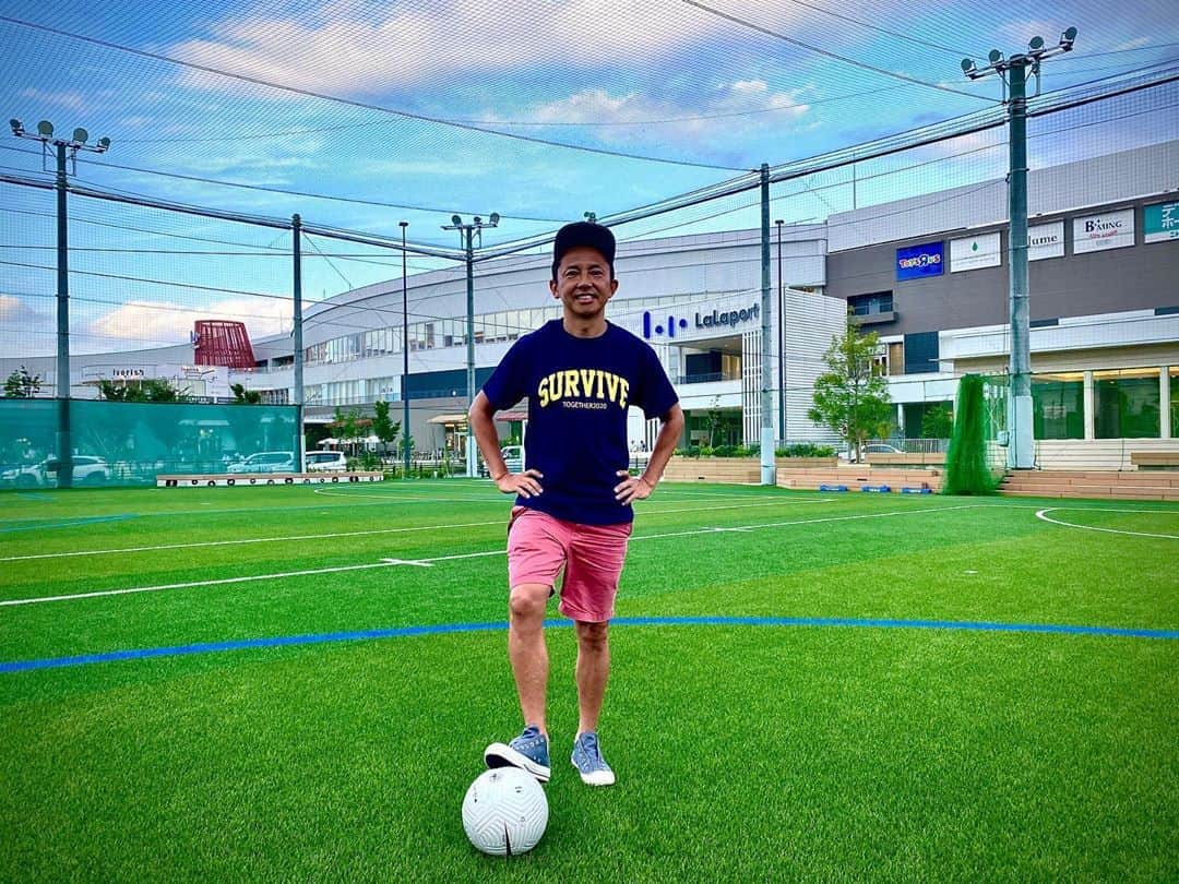 のインスタグラム：「この後20時から！新しいサバイブTシャツを着て久しぶりのライブは無料配信！プロフィールから僕のサイトへ飛んで詳細ご確認ください！楽しみましょう👍」