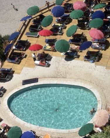 オーレリービダマンのインスタグラム：「Pool inspiration ! Phot:Slim Aarons, Algarve Hotel #inspiration」