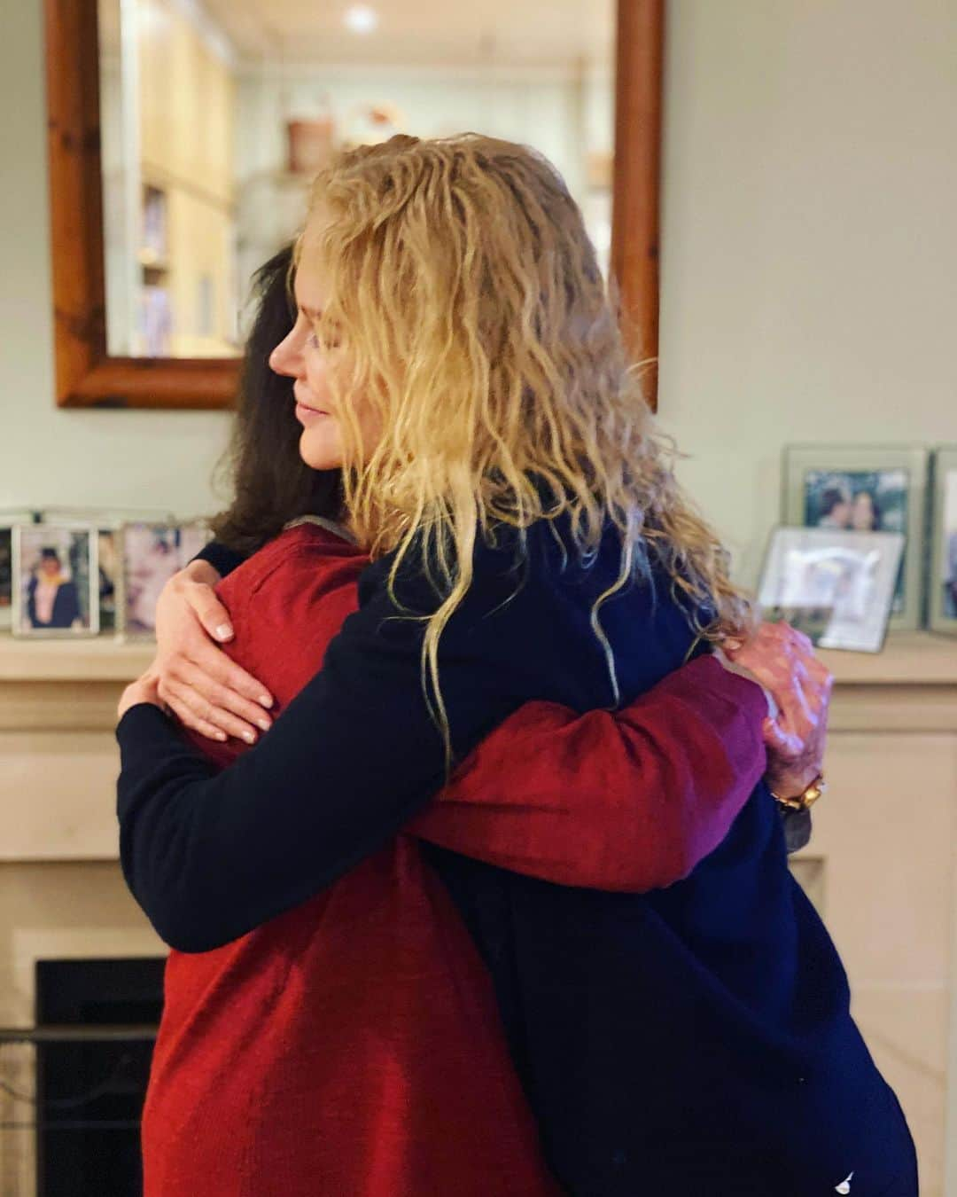 ニコール・キッドマンさんのインスタグラム写真 - (ニコール・キッドマンInstagram)「Feels so good to be able to hug my mum! It’s been 8 months. I missed her 80th birthday but I’m here now. Love you Mumma ❤️🇦🇺」8月2日 18時39分 - nicolekidman