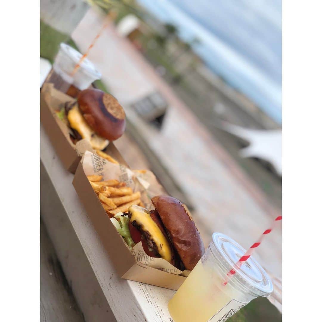 のインスタグラム：「.ハンバーガー食べに行きたいなぁ…🤤﻿ 過去の写真を見ながら…最近の衣装たちです💁‍♀️﻿ ﻿ 2枚目:ワンピース👗﻿ 外種子田アナウンサーが、めちゃめちゃローアングルから撮ってくれました🤣🤣﻿ そのお陰で足がながーい👀！！﻿ ほかちゃんに乗せられて、色々なポーズをしました✌️ ﻿ 3枚目:涼しげなパンツスタイル👖﻿ こちらも前だけinして足長効果です✨﻿ ﻿ #あさトク #衣装 #最近ブレてません #ワンピース #バンドカラーシャツ #可愛い #セルフヘアアレンジ #ハンバーガー #思い出写真 #love #miyazaki」