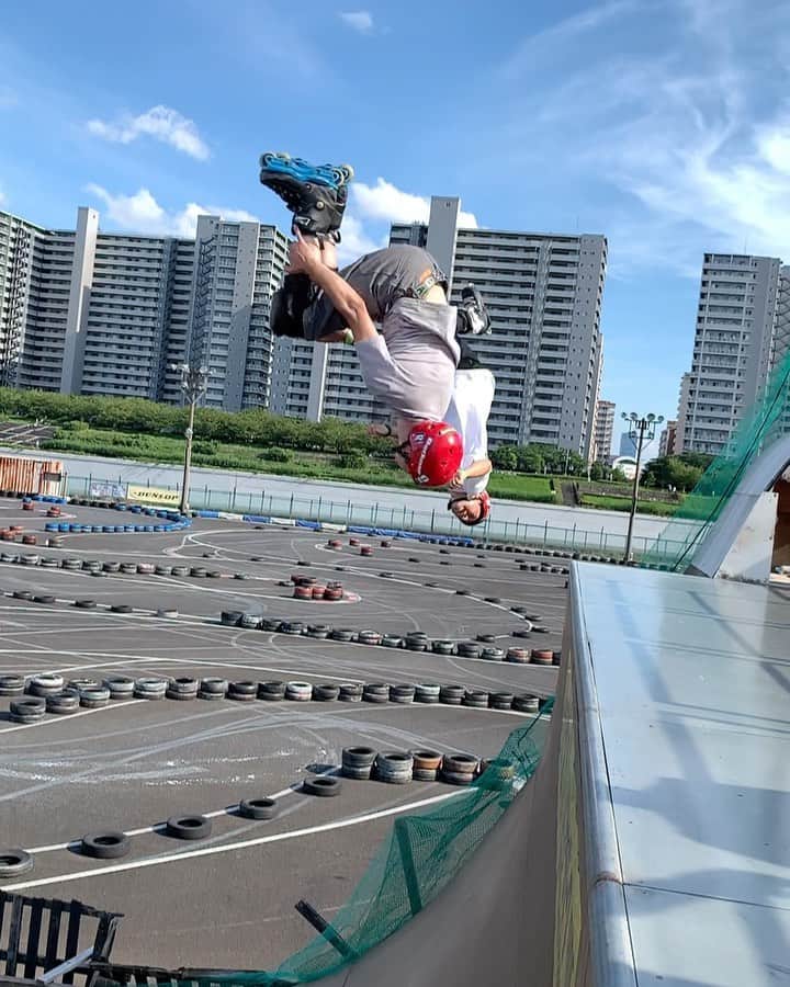 安床武士のインスタグラム：「BACKFLIP. with Mr.Backflip Kakui.(50 years old) 角井さんと一緒に滑る時はこれをやらないと👍 🎥 @natsu.yasui . #backflip #rollerblading #inlineskate #aggressiveinline #usdskates #usdaeon #aeon72 #takeshiyasutoko #インラインスケート #ローラーブレード #安床武士」