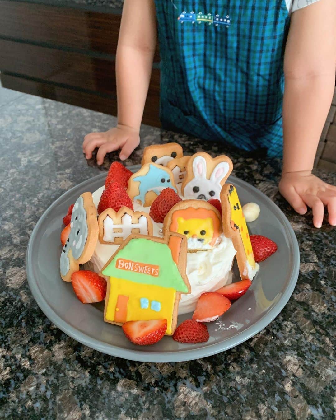 春名亜美さんのインスタグラム写真 - (春名亜美Instagram)「@bonsweetsandcongrats の『おうちdeケーキ2』のキットで息子達と、デコレーションケーキ作り🎂🧑🏻‍🍳👩🏻‍🍳 用意するものは生クリームとフルーツだけ🍓 私は人生初のアイシングクッキーでしたが、それなりに動物達が描けました🦁🐰🐘🐬←めちゃくちゃ楽しかった☺️ もちろんケーキも安定の美味しさ😋 (いつも息子達のお誕生日ケーキをオーダーしているお店です🎂) 息子達もすごく楽しそうでした☺️ ・ ・ ・ #6歳3ヶ月 #3歳 #兄弟 #兄弟ママ #男の子ママ  #おうち時間 #ケーキ作り #アイシングクッキー #アイシングクッキー作り #bonsweetsandcongrats #bonsweets」8月2日 18時41分 - amiharunaami