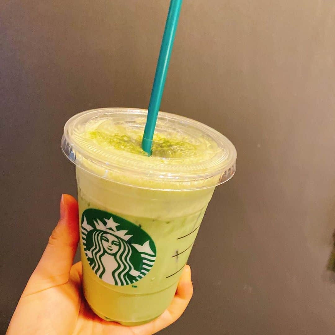 のインスタグラム：「シェイクン抹茶ティーラテ❤️😘 Grandeを飲み干したよ😋  #starbucks」