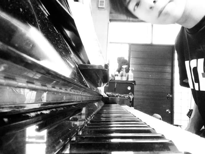 松阪ゆうきのインスタグラム：「Summerがやってきたね🏊‍♀️🎇⛱  いい曲や♪  #summer #joehisaishi #松阪ゆうき #piano #stayhome」