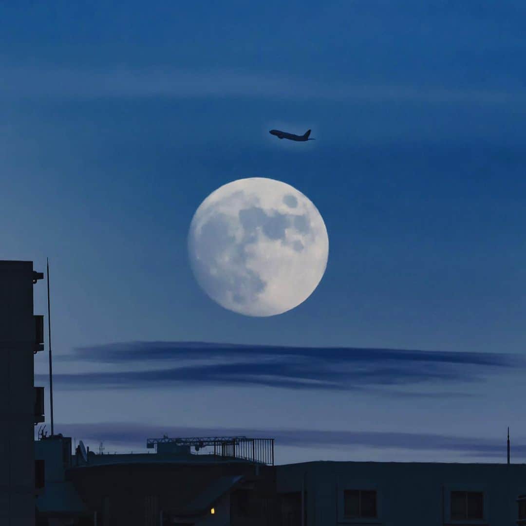 時任三郎のインスタグラム：「今日の月の出 明日の月の出は、ほぼ真ん丸 晴れるかな #月」