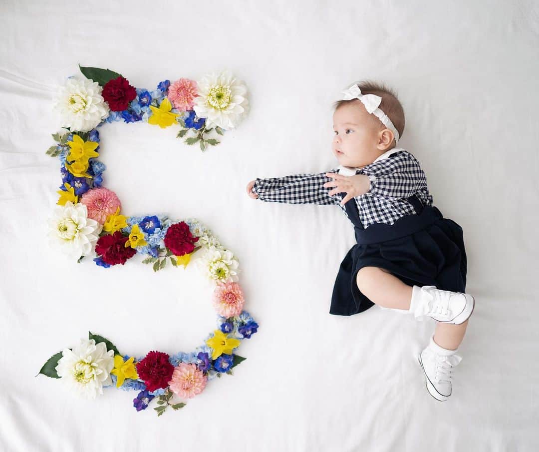 アン・カーティスのインスタグラム：「Too cool for school.  Naka de kwatro pa. 😂  Happy 5th month to our little daahling, Dahlia Amélie. 🌸  It’s so hard to take a picture of her na.  Ang likot likot. 😂 Soon after this picture was taken, she kicked off her shoes AND SOCKS and then kicked the flower arrangement I took an hour putting together. Kulit kulit little girl. 🙈   I’m so thankful to have her and all her kulitness to brighten my days when they get gloomy ☀️  Love her to bits and pieces.   Hope this helped make your Sunday a little sweeter 💖  P.S - look at @erwan’s post to see who she’s looking at and reaching for 😋   📸: Papa @erwan Styling, Set and Art Design + Hype girl : Mum」