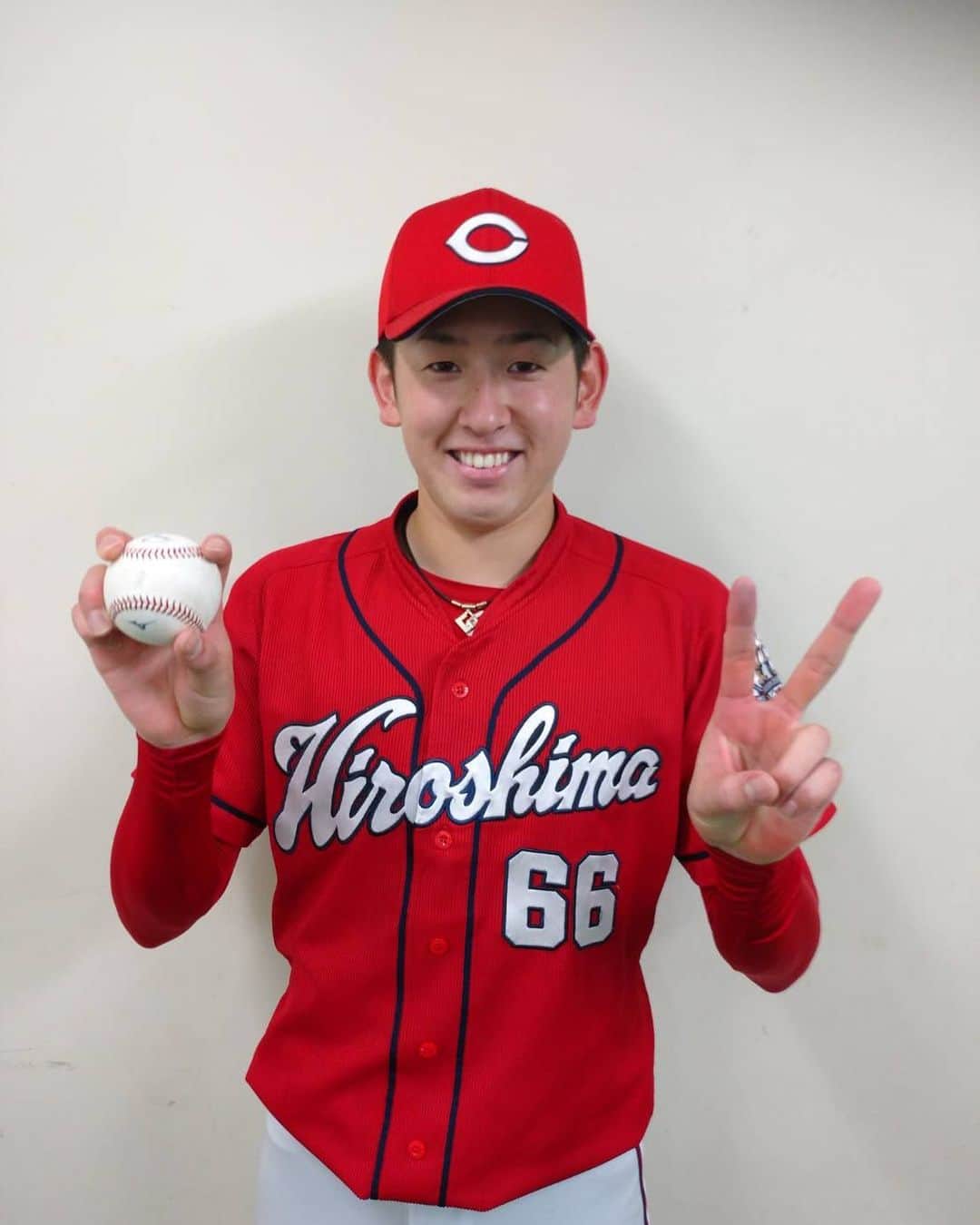 のインスタグラム：「･ 遠藤くんプロ初完投勝利おめでとう😆👏✨ ･ 連敗もストップしたしまた火曜からも️💪✨ ･ #遠藤淳志 #広島東洋カープ#広島カープ#カープ#carp」