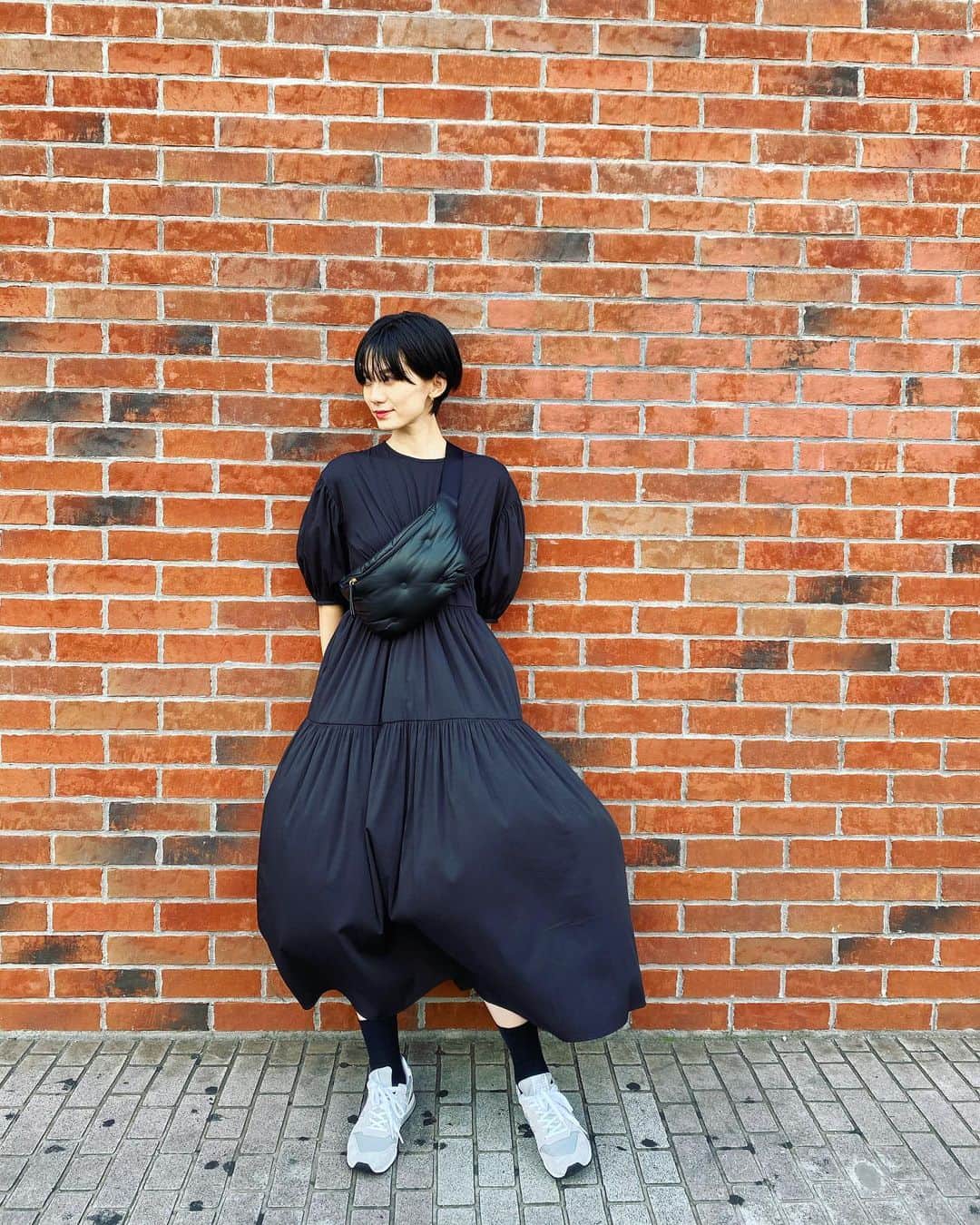平山奈美のインスタグラム：「誕プレで固めた日👗 .  @pee.jum にもらったバッグと💼 @takashitsuchi @masatokurasaka にもらったシューズ👟全部お気に入り✌️ ありがとう、リピです。  . #私服 #コーデ #ワンピース #シューズ #ニューバランス #ショルダーバッグ #メゾンマルジェラ #モノトーンコーデ #ブラックコーデ #らくちんコーデ #夏コーデ #ママコーデ #ママ #男の子ママ #ショートヘア #黒髪ショート #赤リップ」