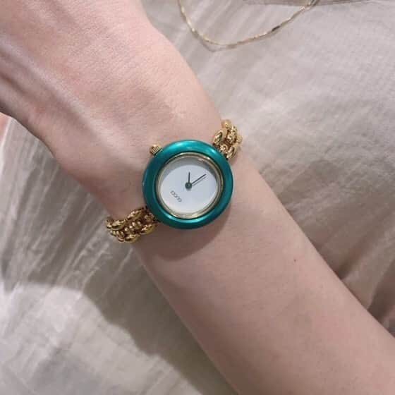 ペリエ千葉さんのインスタグラム写真 - (ペリエ千葉Instagram)「【本館1F/cui-cui】 . 今回ご紹介するのはGUCCIの腕時計☆ 懐かしみを感じる方もいらっしゃるのではないのでしょうか？ 腕時計のベルトはゴールドカラーなのでどんなお洋服にも合わせやすく ブレスレットと重ね付けしても可愛いですよね♡ フェイスの色はなんと6種類変更が出来ますので その日のお洋服の雰囲気で合わせることができ、万能な腕時計です！  一点限りのお品物になりますので早いもの勝ちですよ♪♪ 他にも多数ヴィンテージ腕時計ご用意ありますので 是非、ペリエ千葉にお越しの際はお立ち寄りくださいませ♡  #GUCCI #グッチ #cuicui #キュイキュイヴィンテージ #キュイキュイ  #ヴィンテージ #Vintage #Vintagewatch#腕時計#watch  #ブレスレット #bracelet #ペリエ千葉 #ペリエ #perie」8月2日 18時56分 - perie_chiba