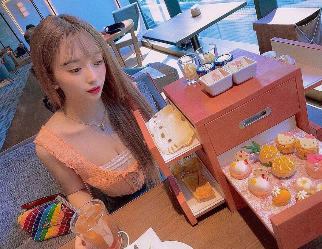 ERENAのインスタグラム：「アフタヌーンティー🐱🎀 可愛い😍きてぃちゃん🥰」