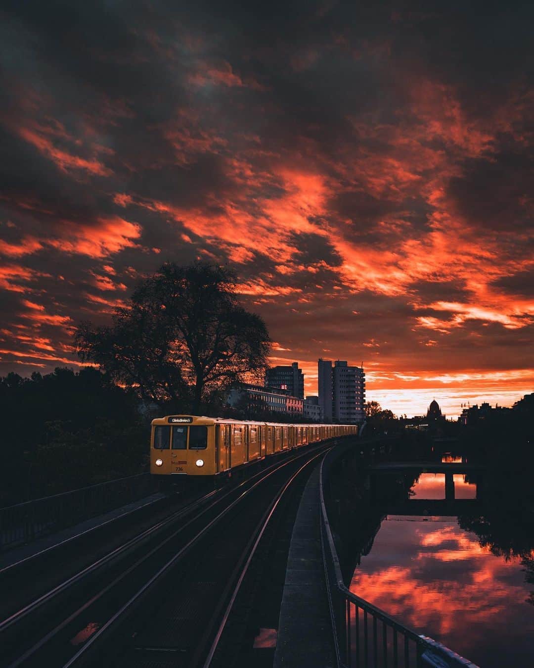 Thomas Kakarekoのインスタグラム：「it‘s always darkest before the dawn #tb to a couple of months ago when I took one of my favorite train shots ever. Watching the sky turn from black to deep blue and then burst open in an array of color is still one of the most fascinating things to me.  #berlin」