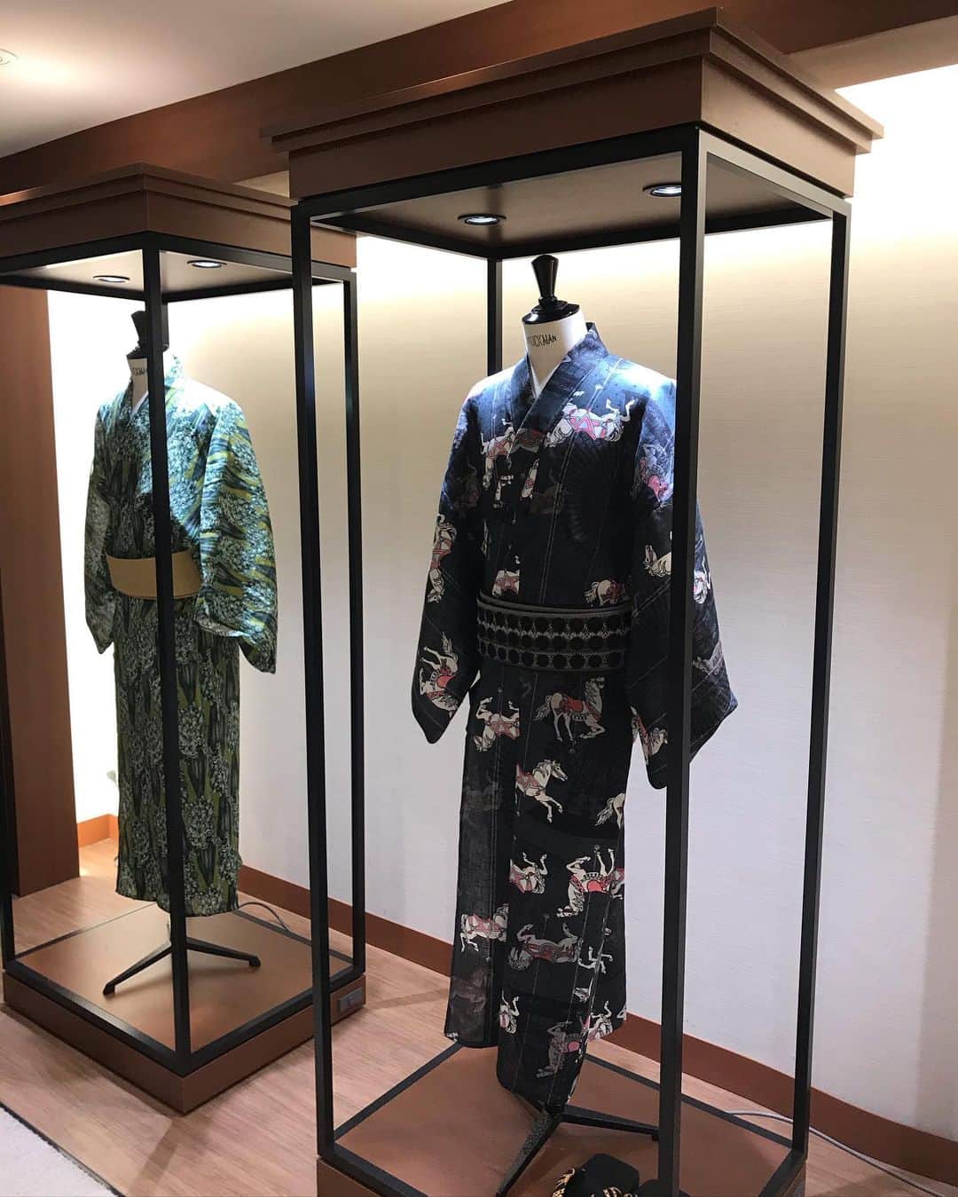 ごあきうえさんのインスタグラム写真 - (ごあきうえInstagram)「懇意にさせて頂いてるデザイナーのタロウさんの着物ブランド。 今回、#阪急百貨店東京メンズ館 にて  「 #ROBEJAPONICA 」2020 SUMMER YUKATA POP UP EVENT  があったので、行って来たよ！  昨夏、ロージャポで買ったけど 忙しくてまだ着れてなかった浴衣に#初袖通し 。  そうそう、この前のスパンコールとドットの生地で、 この浴衣に合わせた #角帯 をつくったんだよ！  POP UPのラストは8/5から阪急メンズ大阪でやるんだって。  #着物 #キモノ #KIMONO #ゆかた #浴衣 #YUKATA #SpringSummer #2020SpringSummer #下駄 #GETA #ごあきうえ #akiuego #goakiue #POPUP #ポップアップ」8月2日 19時07分 - goakiue
