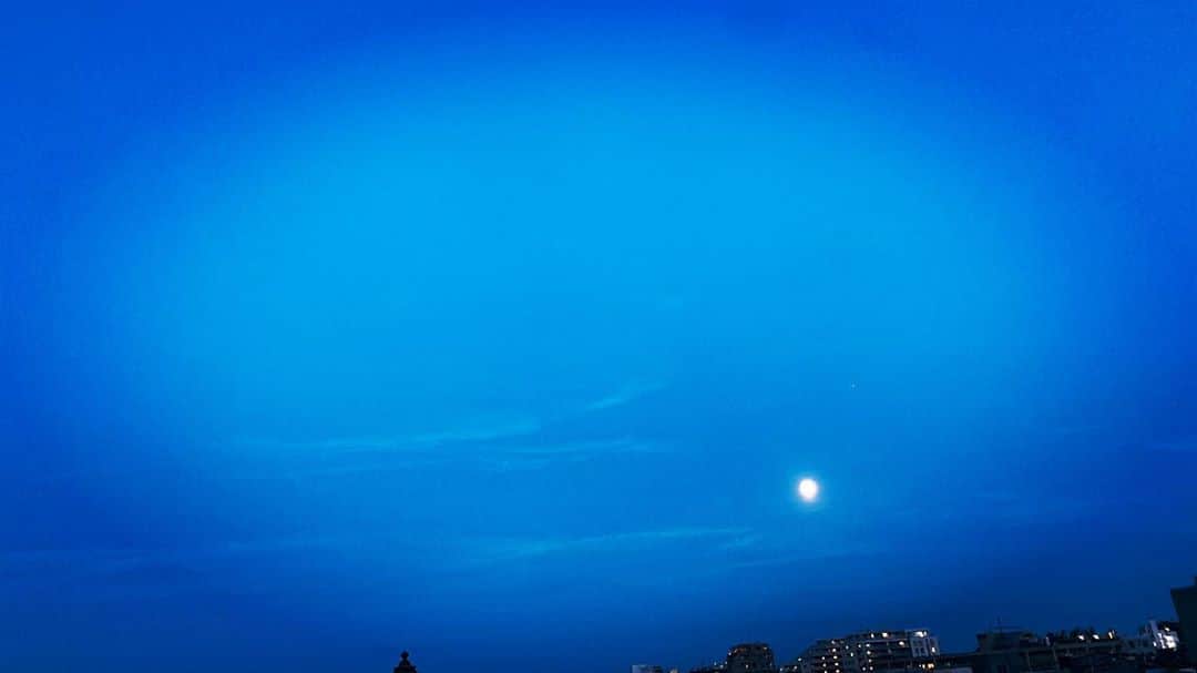 伊勢谷友介さんのインスタグラム写真 - (伊勢谷友介Instagram)「月が〜出た出たぁ〜！月が〜あ出たぁ〜あ、宵宵♫ 来たね夏。 朝働いて、昼運動して、シャワーして、ハンモックして、鯛焼きとコーヒーしてチーン✨ 最高じゃあないか。。。  そして外はマジックアワー。 『The Blue Show』 最高ですねwwwww」8月2日 19時07分 - iseya_yusuke