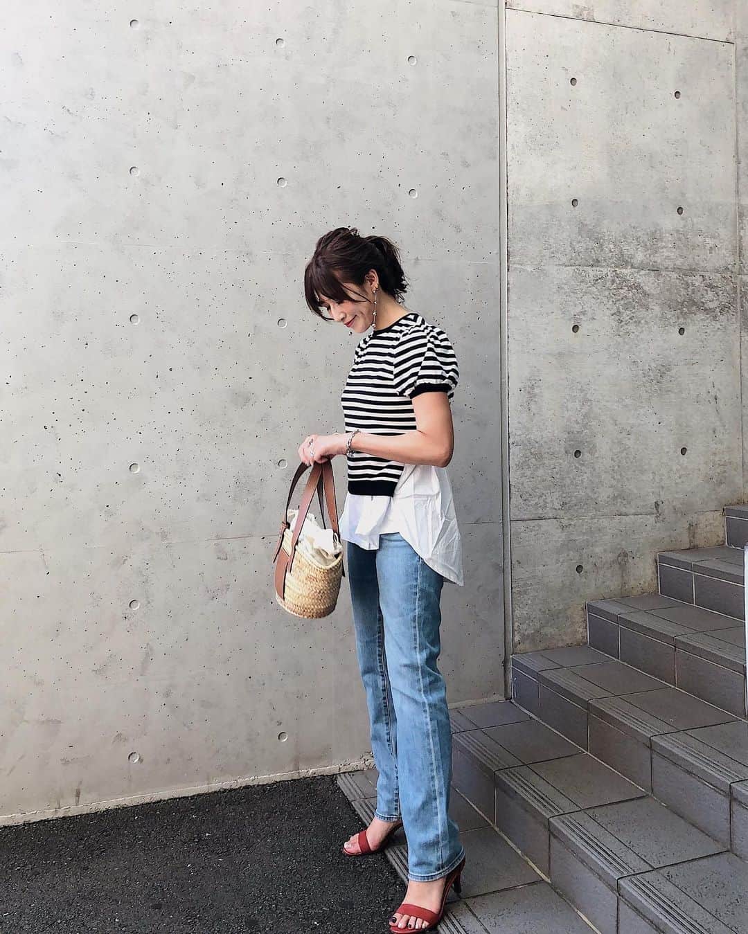 のインスタグラム：「・ ボーダートップスはたくさん持ってるんだけど、シャツがくっついてて バックスタイルもかわい🥺❤ ・ @stellaviana_official はひと癖あるやつが多いんだよね✨ ↓↓↓ クーポンコード lily1013Re よければ使ってください✨ ・ ジーンズは話題の #ユニクロ の #スリムストレートハイライズジーンズ  ・ いつも通りのサイズで身長161cmだけど、カットなしで履いてます😊 ぺたんこ履くと地面すれすれな感じです✋ 1番薄いブルーだよ💙 ・ 実家で中学のときから飼っていたワンコが危篤って聞いて 急いで帰省しました💦 いつまで持つかわからないけど、 たくさん抱っこして触って最後の時間を一緒に過ごしてます☺️ ・ ・ tops @stellaviana_official  bottoms @uniqlo_ginza  shose @gu_for_all_  ・ ・ #きれいめコーデ#ユニクロ購入品 #ユニクロコーデ #ユニクロきれいめ部 #ジーユーコーデ #カジュアルコーデ#きれいめカジュアル#ママコーデ#大人可愛いコーデ #シンプルコーデ#夏コーデ#大人カジュアル #大人コーデ #デートコーデ #30代ファッション #30代コーデ #locari#mineby3mootd」