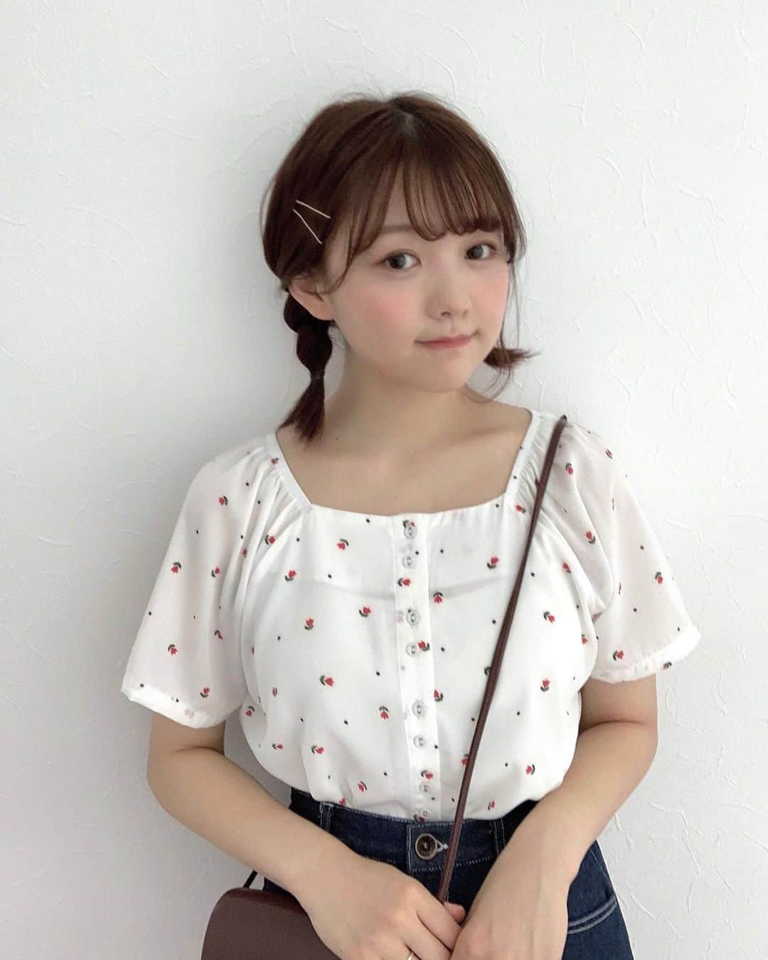 みさねのインスタグラム：「ㅤ 三つ編みできるくらい髪の毛伸びた〜🌷 ㅤ 今年24歳じゃけどまだいける...?🤣💦 ㅤ あかりちゃん @akari___0302 のお洋服かわいい〜🥺❤️ ㅤ トップス → @moitytto_  スカートとバッグ → @cham.official_  ㅤ #三つ編みアレンジ #ボブアレンジ #ヘアアレンジ #ブラウス #ブラウスコーデ #デニムスカート #スカートコーデ #ガーリーコーデ」