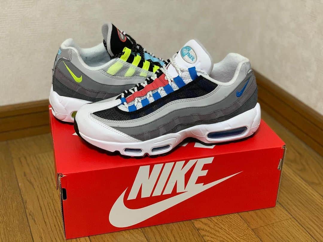 のインスタグラム：「「airmax95 QS "GREEDY"」🤹🔥 . . 今期のグリーディーもかっこよし！梅雨明けありがたし！ . . 「一定層の流行りのせいでD&Gの香水が付けづらくなってるアラサー手前女子」のような一足。 . . #空想キックス　 #このタイプは休日の日曜は自宅警備員に勤める #あと夜中にいきなりいつ空いてるのってLINEするんじゃなくて普通に19時くらいにする #あとLiSAの紅蓮華をぐれんかっていう　 #あと好きな俳優の年齢層は高め #あくまで空想ですが」