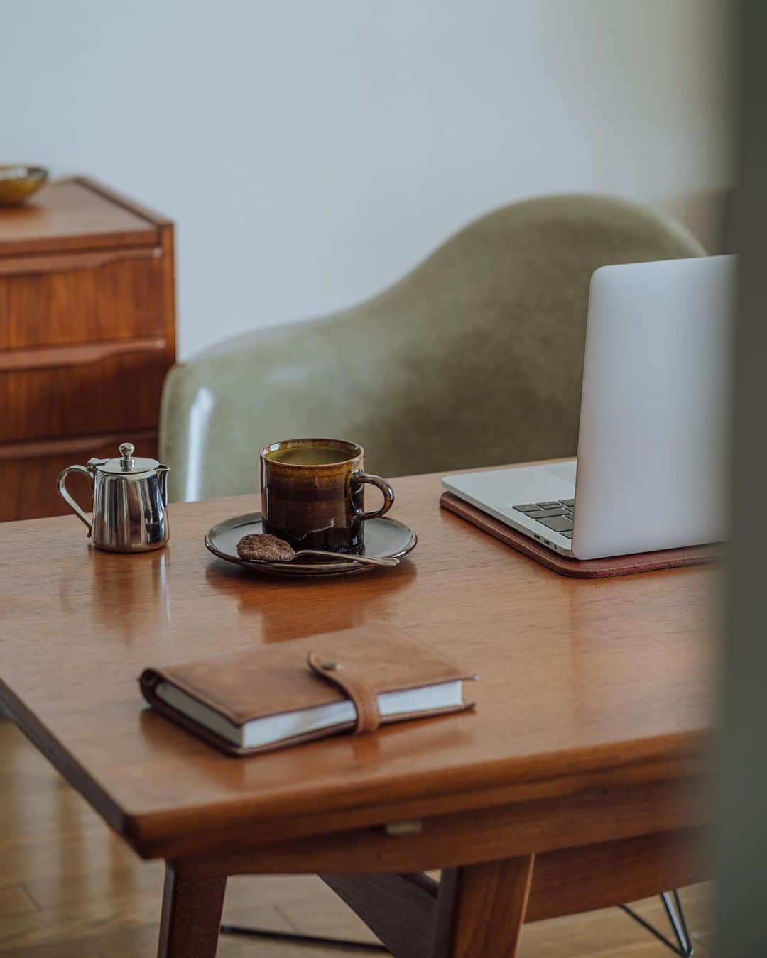 Nanaのインスタグラム：「my workspace at home  C&Sは阿久津雅土さん 丸い方のカップならストックあります → @auroralifestore」