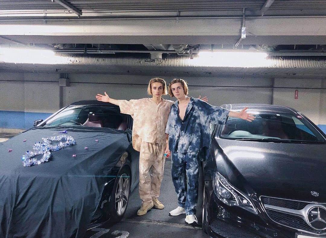 のインスタグラム：「昨日で22歳になりました🎊 まだ全然22の実感がなく焦ってます😅😳　皆たくさんのメッセージありがとね🙏🏻🥰🥰  そして、とうとう車も同じ、。？？😅　この車については近々YouTubeに動画公開するのでお楽しみに🤗✌🏻  #誕生日 #22歳 #夏男 #ファッション #モデル #ハーフ #タレント #仲良し兄弟 #愛車 #birthday #mercedesbenz #doğumgünü #yaz #hediye #fyp」