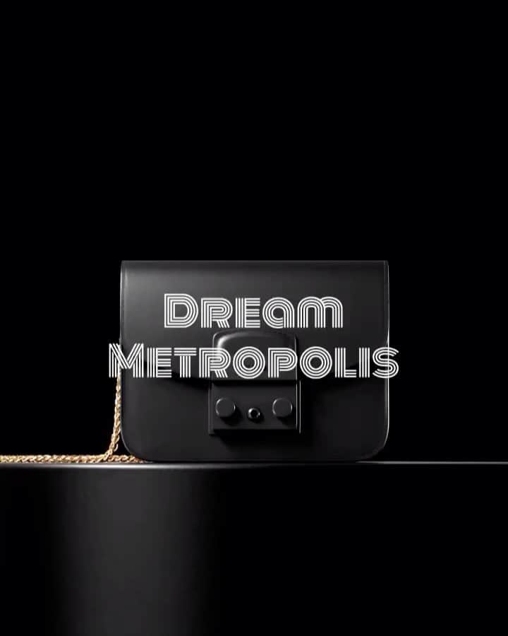 フルラのインスタグラム：「Uptown hues and fresh details come together for this season’s unique tone-on-tone accessory all over town. Immerse your life in color with the Furla Metropolis.  #furlametropolis #dreammetropolis #thefurlasociety #furlafeeling #newcollection #furla #accessories #fashion」