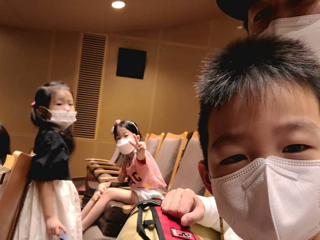 チョ・ヨヌのインスタグラム：「폭우를 뚫고 힘들게 보러 간 #공룡타루  애들아 정말 재밌게  봐줘서 고마워😄 초대해준 주요미 @pjypower234 땡큐땡큐~~  #어린이뮤지컬 #뮤지컬공룡타루」