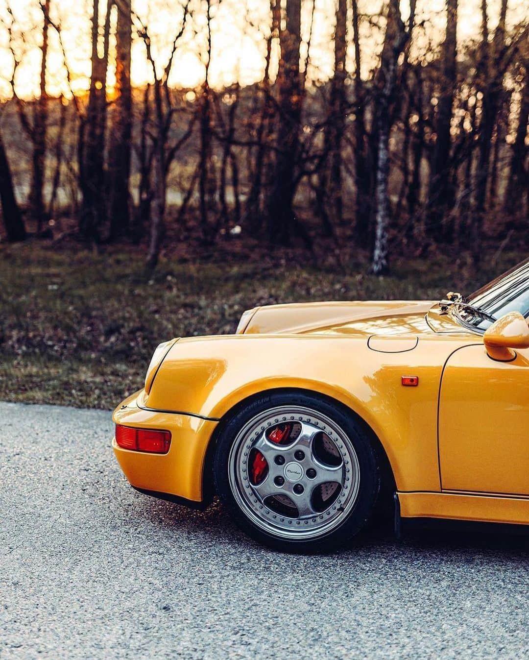 Porscheさんのインスタグラム写真 - (PorscheInstagram)「The mighty 964 Turbo 3.6 at golden hour, reflecting beauty all the way down to that embossed Porsche keyring. (📸 @kenozache) #PorscheMoment」8月2日 19時29分 - porsche