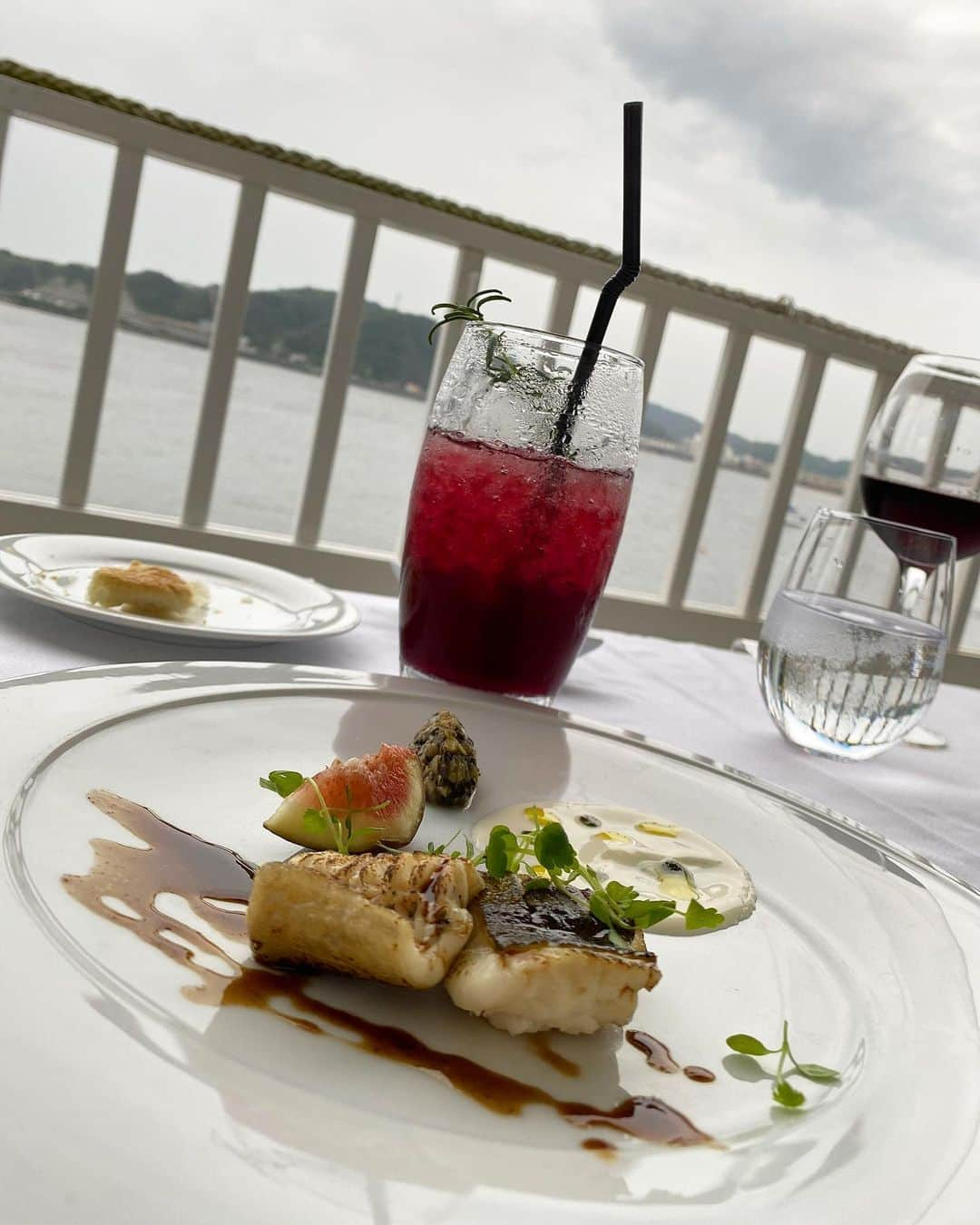 濱野りれさんのインスタグラム写真 - (濱野りれInstagram)「French Restaurant in Hayama. "LA MAREE" I was drawn by the sea view of the terrace seats, so I booked here. Unfortunately it was cloudy this day...☁️ But The sea breeze with birds singing was nice𓅰♥︎ With a restaurant that looks like Paris and clothes made in Paris🤍 I feel like I'm in lovely France🇫🇷 @chanelofficial  . . 葉山といったらココ🌹 "レストラン ラ・マーレ" この日は天気があんまり良くなくて、 空が残念ながら曇りだけど テラス席の鳥の声と海の音を聞けるロケーションは 良かった🕊❤️ ラ・マーレで一番テンション上がったのは 可愛い洋館の佇まい✨ フランスみたいで可愛かったよ💕 . . #lamaree#japanfoodie#rirelog#traveleats#eatstagram#japaneats#hayama#hayamacafe#japantravel#kanagawa#chanel#chanelclothes#Ilovechanel#Ilovefrance #海辺のカフェ#海辺#海辺のレストラン#ラマーレ#洋館#葉山」8月2日 19時30分 - riregram