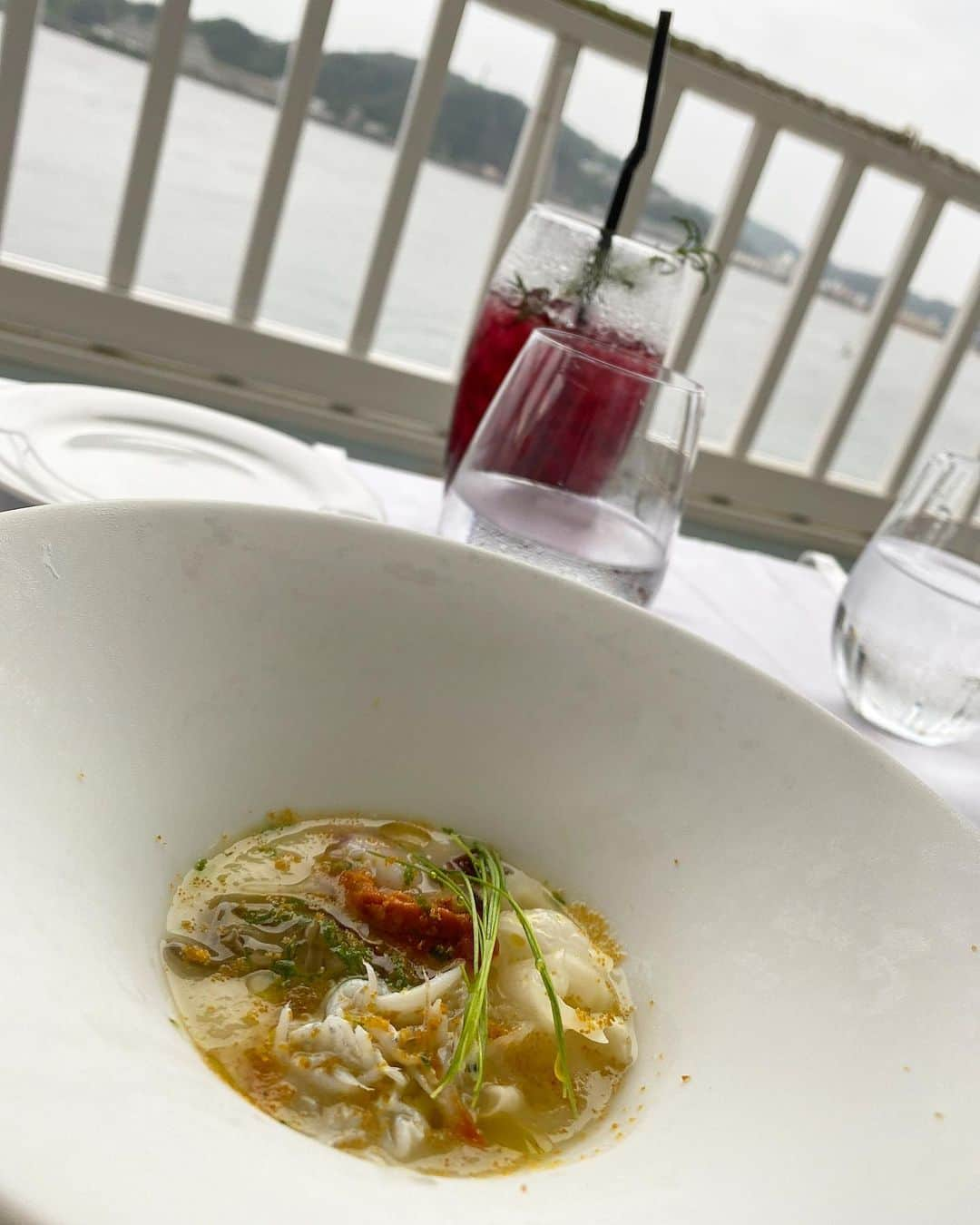 濱野りれさんのインスタグラム写真 - (濱野りれInstagram)「French Restaurant in Hayama. "LA MAREE" I was drawn by the sea view of the terrace seats, so I booked here. Unfortunately it was cloudy this day...☁️ But The sea breeze with birds singing was nice𓅰♥︎ With a restaurant that looks like Paris and clothes made in Paris🤍 I feel like I'm in lovely France🇫🇷 @chanelofficial  . . 葉山といったらココ🌹 "レストラン ラ・マーレ" この日は天気があんまり良くなくて、 空が残念ながら曇りだけど テラス席の鳥の声と海の音を聞けるロケーションは 良かった🕊❤️ ラ・マーレで一番テンション上がったのは 可愛い洋館の佇まい✨ フランスみたいで可愛かったよ💕 . . #lamaree#japanfoodie#rirelog#traveleats#eatstagram#japaneats#hayama#hayamacafe#japantravel#kanagawa#chanel#chanelclothes#Ilovechanel#Ilovefrance #海辺のカフェ#海辺#海辺のレストラン#ラマーレ#洋館#葉山」8月2日 19時30分 - riregram