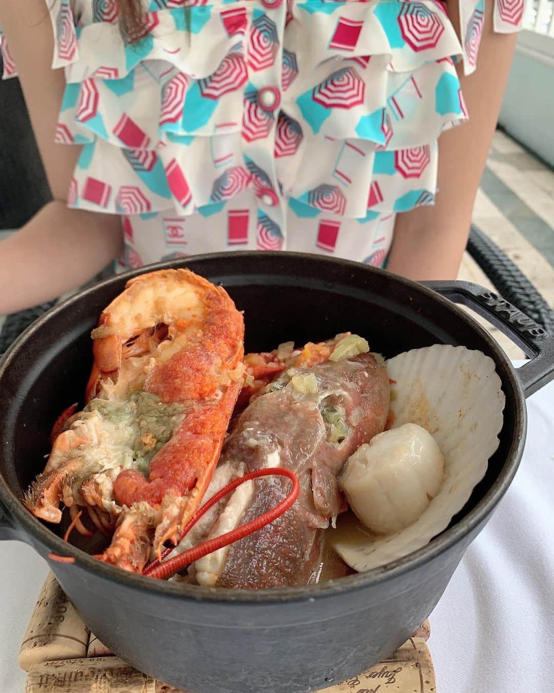 濱野りれさんのインスタグラム写真 - (濱野りれInstagram)「French Restaurant in Hayama. "LA MAREE" I was drawn by the sea view of the terrace seats, so I booked here. Unfortunately it was cloudy this day...☁️ But The sea breeze with birds singing was nice𓅰♥︎ With a restaurant that looks like Paris and clothes made in Paris🤍 I feel like I'm in lovely France🇫🇷 @chanelofficial  . . 葉山といったらココ🌹 "レストラン ラ・マーレ" この日は天気があんまり良くなくて、 空が残念ながら曇りだけど テラス席の鳥の声と海の音を聞けるロケーションは 良かった🕊❤️ ラ・マーレで一番テンション上がったのは 可愛い洋館の佇まい✨ フランスみたいで可愛かったよ💕 . . #lamaree#japanfoodie#rirelog#traveleats#eatstagram#japaneats#hayama#hayamacafe#japantravel#kanagawa#chanel#chanelclothes#Ilovechanel#Ilovefrance #海辺のカフェ#海辺#海辺のレストラン#ラマーレ#洋館#葉山」8月2日 19時30分 - riregram