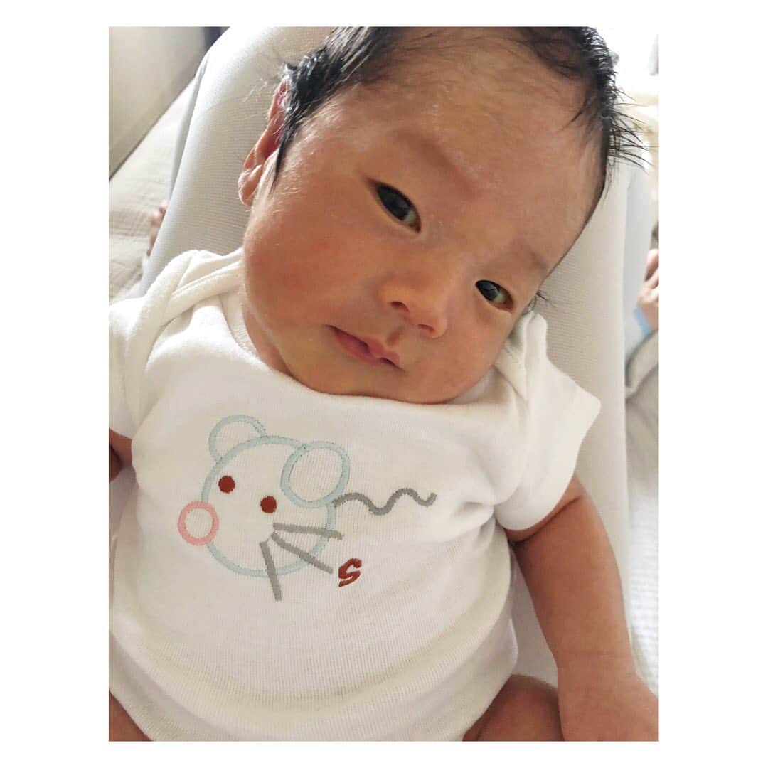 野尻美穂のインスタグラム：「順調に体重も増え、乳児湿疹も絶賛経験中です。皆なると言われていてもどんどん増えるから心配🥺病院の薬で少しづつ良くなってます🤜 塗った直後が真っ白で🥚みたくなります。 そしてかあちゃんはメディキュット履いてます🦵 #babygirl #stellamccartney  #stellakids #もうすぐ1ヵ月 #ひなたん通信」