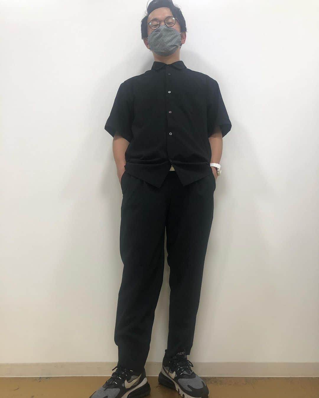 きむちゃんのインスタグラム：「Iam a UNITED TOKYO  #全身黒 #綾野剛さんやん #と思ったら #電脳雑技集団の社長コーデやん #まあいいか #よしこが足長く見えるように #必死になって撮ってくれた #ありがとうな」