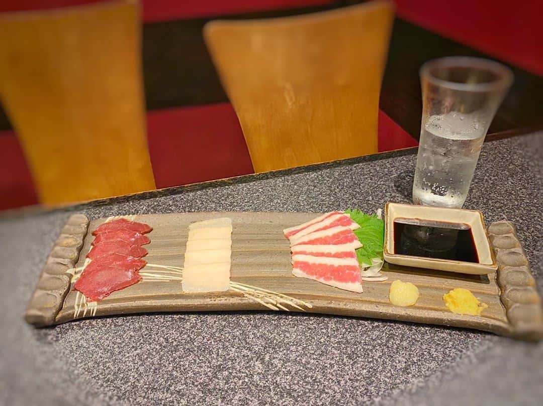 香西かおりさんのインスタグラム写真 - (香西かおりInstagram)「. 馬刺しを頂きました。 熊本から仕入れて居る様です。 赤身にたてがみを包んで食べるとクリーミーです😋 . #馬刺し #香西かおり #写真フォルダの中から #飯スタグラム」8月2日 19時32分 - kaori_kouzai_official