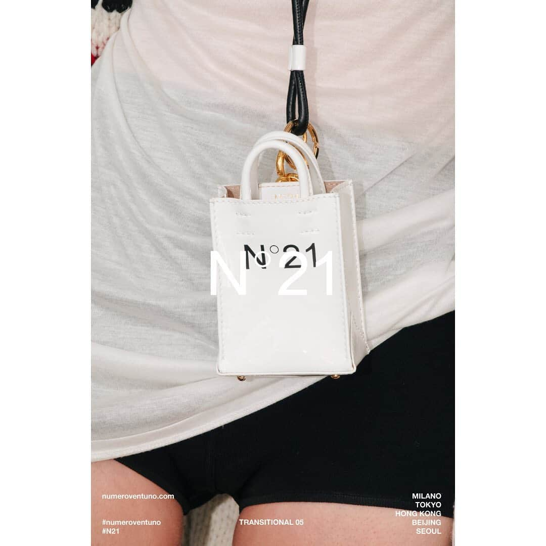 ヌメロ ヴェントゥーノさんのインスタグラム写真 - (ヌメロ ヴェントゥーノInstagram)「N21 Mini Shopper. In store. NOW. #N21 #numeroventuno #alessandrodellacqua #N21Transitional05 #N21MiniShopper」8月2日 19時33分 - numeroventuno