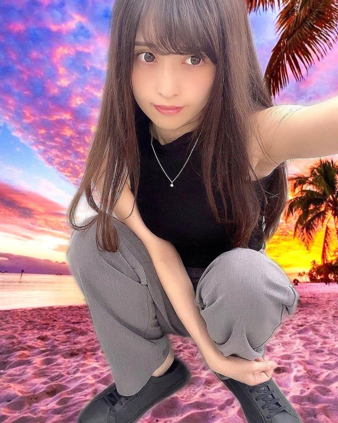 のインスタグラム：「👁👁⁉️↑の♥と右上の🔖しおりマーク【２つ】タップして下さったら教えて下さい🥺💗﻿ ﻿ ﻿ ☝️🏻２つのタップ後、﻿ 絵文字コメントもぜひです🙇🏻‍♀️﻿ 好きなファッションはどんな感じですか⁉️﻿ 教えてください！✍🏻✍🏻✍🏻（返信させて下さい🙇🏻‍♀️）﻿ ﻿ ⬇️⬇️⬇️本日の文章はもう少し下にあります⬇️⬇️⬇️ ﻿ ﻿ ﻿ ﻿ ​───────​─❌❌❌───​──────﻿ ・ネット上胡散臭くてごめんなさい﻿ ・写真は奇跡の一枚で、実物はどぶねずみです﻿ ・ぴちゅという名前で呼ばれています﻿ ・声非常に低く、クシャミは驚かれるレベルです﻿ ​───────​─❌❌❌───​──────﻿ ﻿ 動画は計４００万、﻿ フォロワー計１４万名、インスタは４５,０００名になりました。﻿ 本当に嬉しいです。いつも誠にありがとうございます。﻿ よく言われるマイナスイメージ❌は👇🏻をご覧下さい。﻿ 最近も１,４００～５,０００名程の方々いいね、﻿ ２００～５００件程のコメントありがとうございます。（数枚除く）﻿ ﻿ ✱ストーリーやフィードでのタグ付けも嬉しいです！﻿ いいねさせていただいております😭🙏🏻❤︎.*﻿ ﻿ ​───────​───────​───────﻿ ﻿ ﻿ ﻿ ⬇️⬇️⬇️やっと本日の本文です⬇️⬇️⬇️﻿ ﻿ ﻿ ﻿ 「なんだこの写真は😂‼️笑」﻿ ﻿ と思ったら、﻿ はい、わたしも同感です😬✌🏻笑﻿ ﻿ ﻿ ﻿ 背景を変えたくて﻿ 海の写真がっちゃんこ🏖してみました🙄（ムリヤリ）﻿ そしたらなんだかギランギランしちゃいました…🥺おろろ﻿ ﻿ 今回もモリモリ写メで🐷﻿❌ 2枚目全身です。﻿ ﻿ 最近このようなファッションが好き。﻿ スニーカーにパンツ！﻿ トップスはぴったりめ。﻿ スカートよりパンツが多いかもしれません🤔﻿ ﻿ スニーカーは、前回もUPしたものの﻿ 黒verです！﻿ わたしの巨脚もすぽっ。とはいります🤭♡﻿ 女性男性共に履けるので気になったらみてみてね😬﻿ Ｑoo10にもありますよん！﻿ ﻿ ﻿ ﻿ ​───────​───────​───────﻿ ﻿ Tiktokアプリでpichu921のフォローをお待ちしています。﻿ （フォロー後ぜひ教えて下さい！）﻿ 変顔ばかりですが…🤮﻿ ３万名の方フォローありがとうございます。﻿ こんな動画みたい、などあれば教えて下さい！﻿ チャレンジします！﻿ ﻿ パンツ 今回もナチュリリアさん♡﻿ ﻿ ​───────​───────​───────﻿ ﻿ ※先日の9このコラージュ画像投稿に﻿ 🏅会社、サイバーエージェントや﻿ ABEMA（AbemaTV）でいただきました﻿ 表彰🥇反省点❌﻿ 仕事について記載しております。﻿ その左上画像投稿は﻿ いいね４,６００名コメント４６０件﻿ ありがとうございます😞🙏🏻❤︎.*﻿ ﻿ ​───────​───────​───────﻿ ﻿ 「仕事内容＆－１２㌔ダイエットについて」は﻿  @pichu921 を押してプロフィールを参照下さいませ🙇🏻‍♀️﻿ 「よくいただく質問」や「マイナスイメージ❌」﻿ については、インスタのプロフィール下の﻿ ハイライトタイトル【🚹❌質問へ】へ🙇🏻‍♀️﻿ ﻿ ​───────​───────​───────﻿ ﻿ 🔔通知がすぐに届く方法🔔﻿ @pichu921 を押して【メッセージ】の横の﻿ 【フォローする】を押すと【フォロー中▽】となり、﻿ ここをもう一度押すと【お知らせ】があります。﻿ そのチェックを全てONにすると、﻿ 通知が届くようになります☑️﻿ 早いコメントは基本返信させていただいております。﻿ ぜひ、お待ちしております🙇🏻‍♀️ ﻿ ﻿ ​───────​───────​─────── ﻿ ﻿ ※実はいいねして下さった方の投稿を、﻿ たまにいいねさせて頂いております…🤫㊙️﻿ ﻿ #韓国スニーカー#スニーカー#レディース#メンズスニーカー#ブラックスニーカー#厚底スニーカー#p31#japanese#japanesegirl #girl#セルカ#自撮り は疲れる#自撮り女子 #自撮り界隈 #いいね返し#インフルエンサー ではない#selfie#韓国#ダッドスニーカー 5.5cm#レディーススニーカー#ファッション @p31_japan #スニーカー女子#女子 #韓国ファッション#靴#女#女の子 ではないな#me#fashion#ootd」
