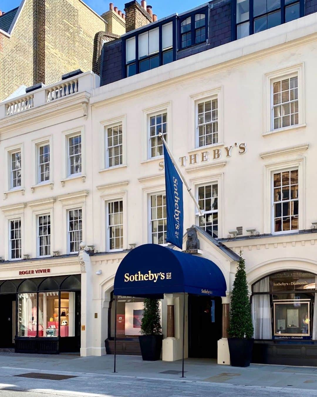 サザビーズさんのインスタグラム写真 - (サザビーズInstagram)「Summer has arrived! ☀️😎 For the last #SothebysSundaySketch of the auction season, we want you to recreate a sunny Sotheby's on New Bond Street in London.  All attempts at drawing or painting our famous front entrance are welcome, so whether you’re a beginner or a seasoned artist, pick up a pencil and have a go! 👏  DM us your interpretations, or post to your feed or story, tagging @Sothebys and hashtagging #SothebysSundaySketch. We’ll share as many as we can in our stories tomorrow.  Wishing everyone a happy, sunny week ahead!   The Sunday Sketch will return later in the year ✏️ thank you to everyone who has sent in a submission so far!」8月2日 19時33分 - sothebys