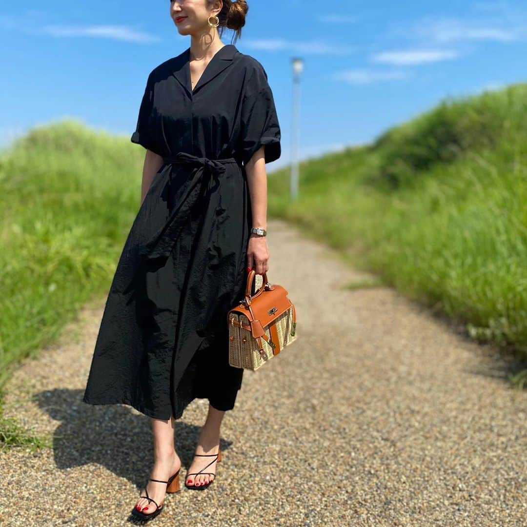 のインスタグラム：「長かった梅雨が明けてようやく夏がきた〜🌻🌻  この夏いっぱい使いたい👜&👡  どちらも　　@lilirena_  のもの♡  プチプラで可愛い商品がいっぱいあるSHOPだからいつもどれにしようか迷っちゃう∵⃝♡⍤⃝ ⍨⃝ ∵⃝♡  👗　　　　@s_essentials_  👜&👡 　@lilirena_   #リラックスコーデ#夏コーデ2020#ママコーデ #mineby3mootd #uniqloコーデ#モノトーンコーデ #mamagirl #かごバッグ#locari_fashion #プチプラファッション#アラフォーコーデ#シャツワンピース#ブラックコーデ」