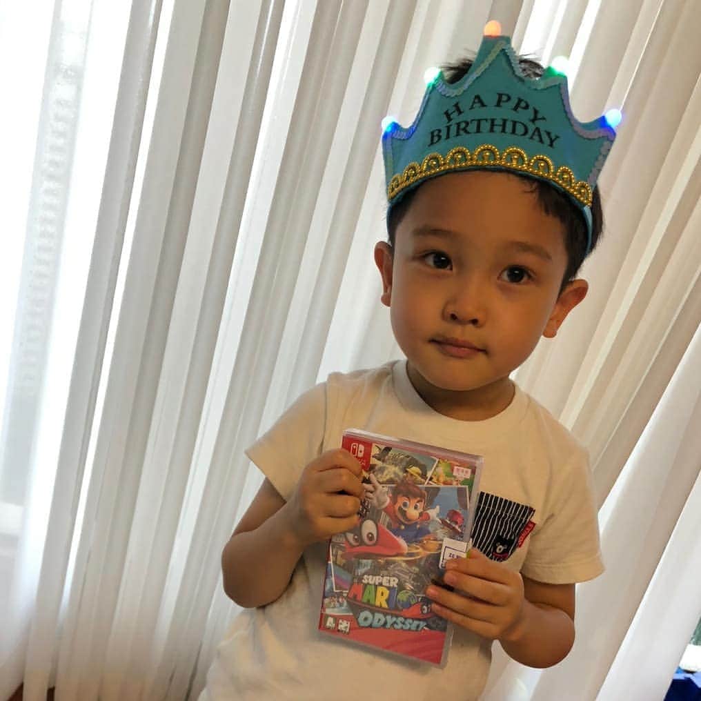 チョン・テウさんのインスタグラム写真 - (チョン・テウInstagram)「하린아 생일추카해🥳 2015년 8월 2일 우리에게 온 선물. 그러고보니 그때도 주일이었고, 지금 이 시간이었던것 같네. 하나님사랑 이웃사랑을 잘 실천해 나가는 하린이가 되길 축복해🥰 #하린이 #생일 #6살 #8월2일  #선물은 #마리오오딧세이 #하준이형이압력을가한듯」8月2日 19時39分 - _jungtaewoo