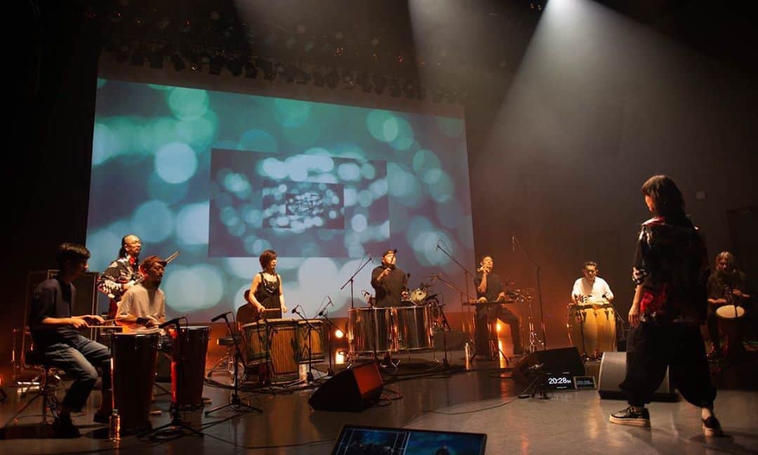 のインスタグラム：「【スタッフより】 昨夜行われた SHISHIDO KAVKA presents  el tempo LIVE LOVERS ONLINE SHOW の、ライブレポートがLIVE LOVERSのホームページに掲載されました！  これを読んでまたアーカイブを楽しんでいただいたり、 まだの方は8/4（火）23:59までご覧いただけますので、 是非合わせてご覧下さい！  チケットは8/4(火)22:00まで発売しております！  URL:eplus.jp/eltempo-s/  ＜LIVE LOVERS HP＞https://livelovers.jp/list/article/1040/  #eltempo  #エルテンポ #ライブラバーズ」
