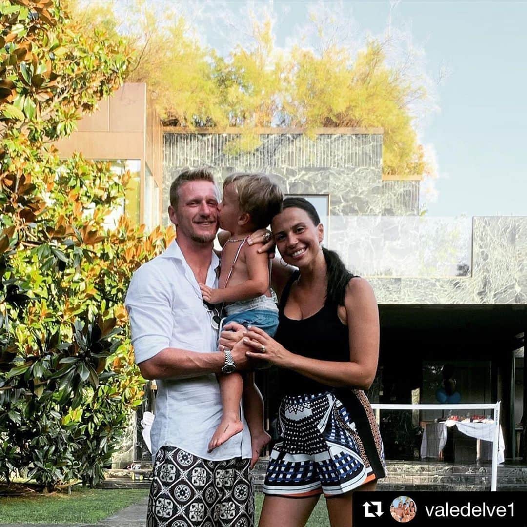 イニャツィオ・アバーテのインスタグラム：「#Repost @valedelve1 with @get_repost ・・・ 11 anni insieme... come ti dico sempre, il mio trono in paradiso me lo sono guadagnato 👼🏻👼🏻👼🏻🤣🤣🤣 TI AMO TANTO ❤️❤️❤️ @ignazioabate #santapazienza #comefareisenzate」