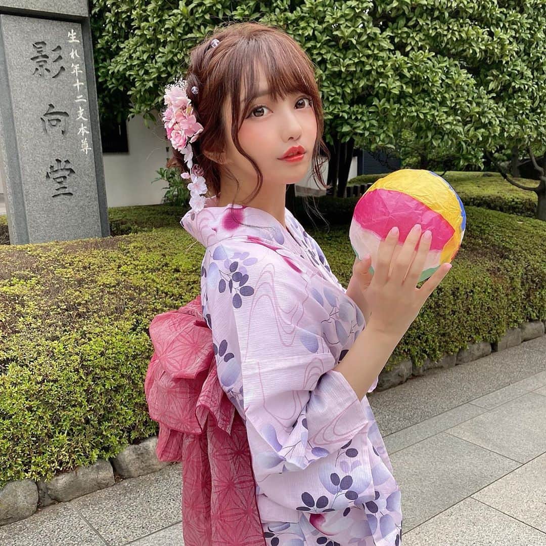 遠藤 玲奈 /endo renaのインスタグラム：「8月ですね🍑 ピンク系の浴衣普段全然着られないけど、 紫寄りだからこんな私でも着れた…はず🤯🥺✨笑 金魚柄の浴衣なんだけど帯も金魚コンセプトらしくヒラヒラしていて涼しげです🎐 . #浴衣 #ヘアアレンジ #浴衣ヘア #着物ヘア #浴衣女子 #浅草さわだ屋 #編み込みヘア #和装 #和服 #着物ヘア #浴衣コーデ #着物コーデ #浴衣レンタル」