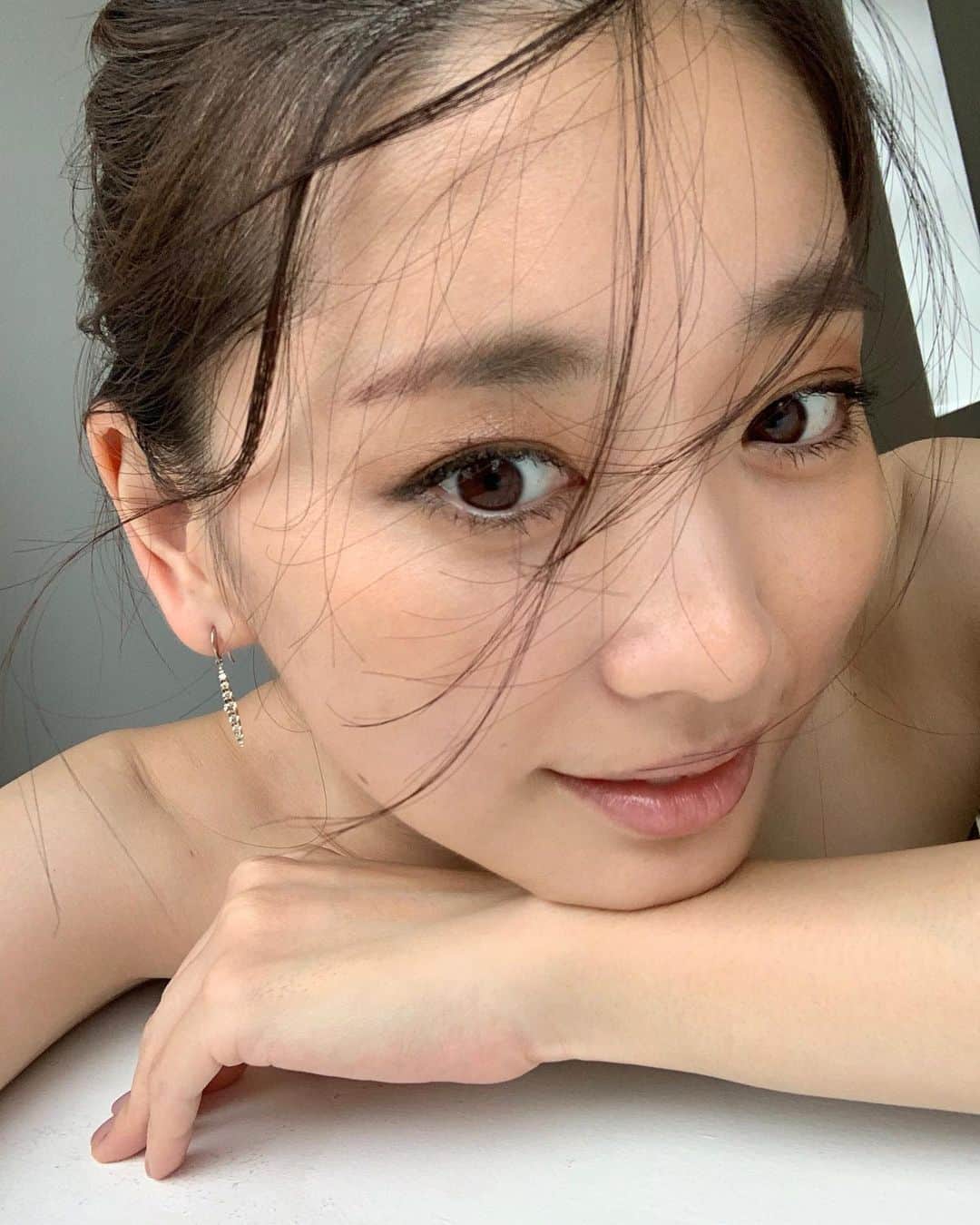 松永ちさとのインスタグラム：「綺麗めからカジュアルstyleにもあう ネイキッドラインいちばんお気に入り🎶 #kashikey 💎✴︎✴︎ #jewelry#naykidseries #lovdesign#松永ちさと」