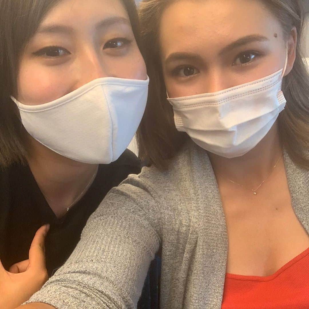 のインスタグラム：「今日兵庫に向かう時恵比寿で買った新幹線の切符を誤って落としてしまいショックすぎてぽろっと涙が出てしまいました😢  自分の情けなさにがっかりです  ずっと悲しんでたら新幹線の中でゆりに会えてあんなに悲しかった気持ちが一瞬でなくなりました。友達って本当に生きていくために必要で大事な存在だなと感じました。 人生いいこともあれば辛いことも絶対あるから人間はお互いに助け合って生きていかないといけないんですね。今日はセイラがゆりに助けられたんだなー😊ありがとうゆり  忙しくて全然会えないけどお互い移動中の2時間会えただけでものすごい幸せをもらった。セイラの大事な友達です @chanyuri_024_jane   ちなみに誕生日プレゼントでゆりにゴールドのネックレスをもらいました。これで指輪もネックレスもお揃い🌸 一生の宝物  (もし山手線で新幹線の切符を拾ったら駅員さんに届けてください、お願いします)🙏🏻  Haven’t seen this one in too long so we decided to catch the same bullet train from Tokyo to Osaka.  3 hours sure felt like 20 minutes. I lost my ticket today and had to buy another one which wasn’t the best but Yuri definitely helped the blues go away.  See you soon x   #友達 #大事な親友 #貴重な時間 #忙しい二人 #新幹線デート #新幹線 #ゴルファー #ゴルフ女子 #ちょっと長文 #読んでくれたら嬉しいな #指輪 #ネックレス #お揃い #宝物です #新幹線の切符 #届けてください #お願いします」