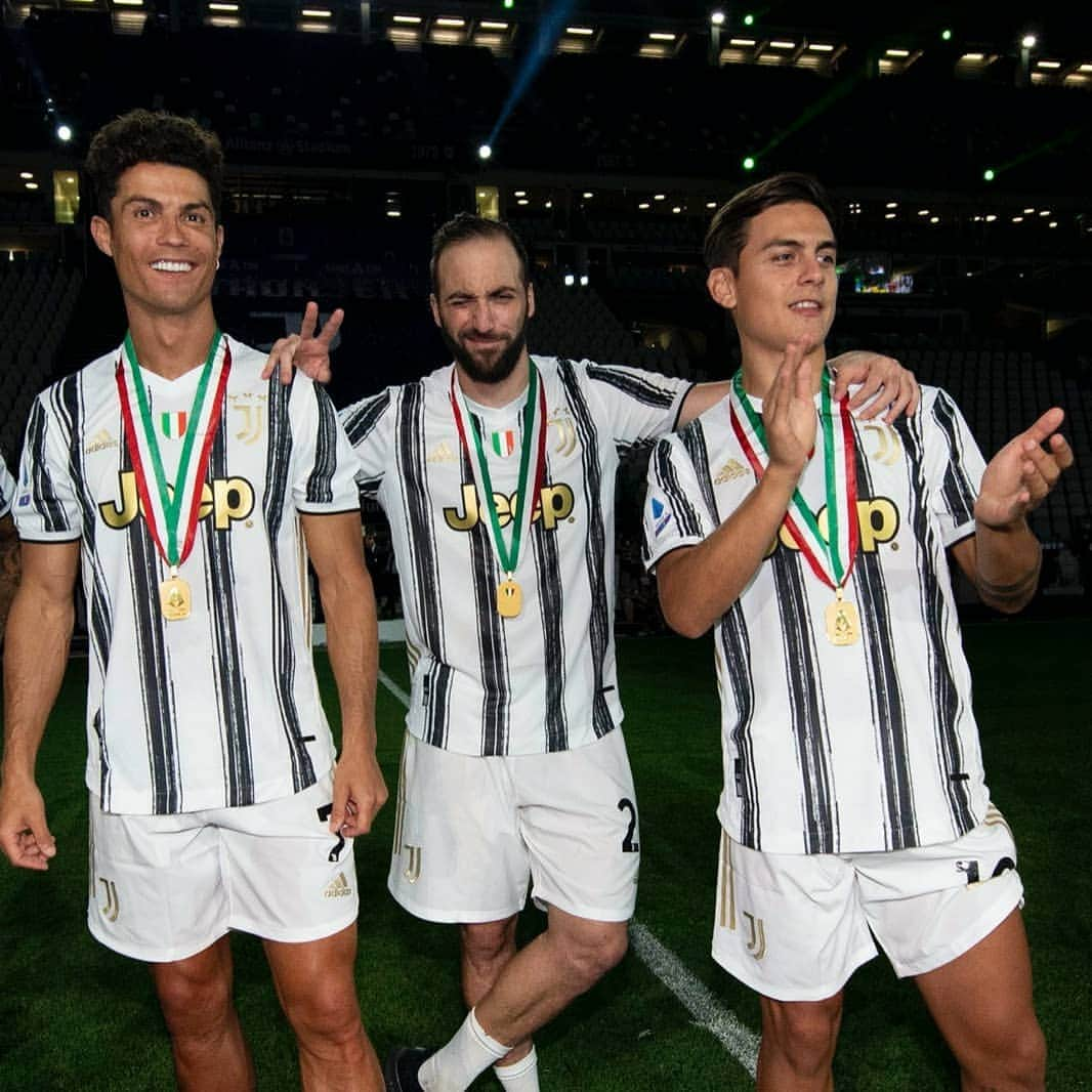 ユヴェントスFCさんのインスタグラム写真 - (ユヴェントスFCInstagram)「Starting Sunday #Stron9er! 🏆🎊💪  #FinoAllaFine #ForzaJuve」8月2日 19時50分 - juventus