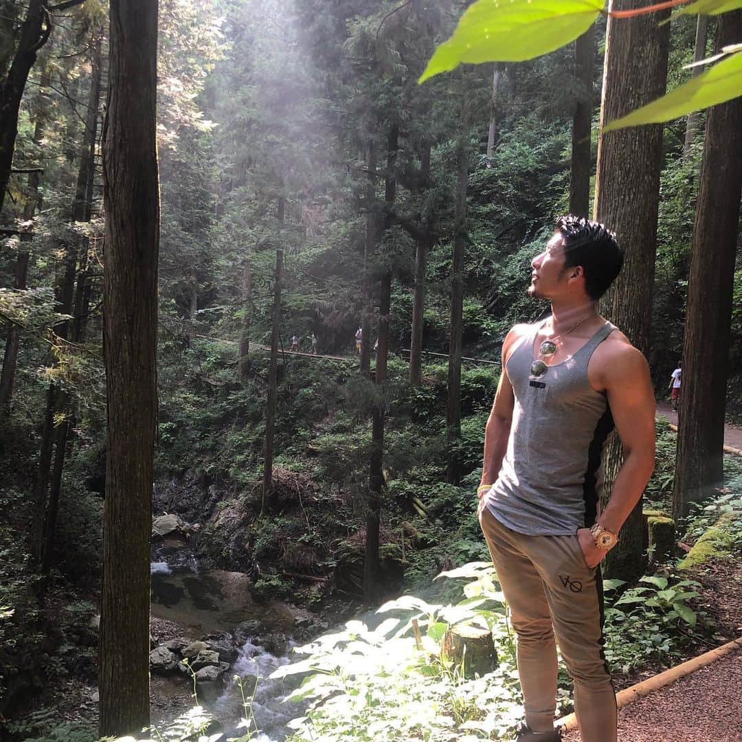 大山大輔さんのインスタグラム写真 - (大山大輔Instagram)「自然は良い😉👍 . 都会にいると忘れがちな自然の良さを久しぶりに感じて来ました✨ 払沢の滝は"日本滝百選"に選ばれてるほど綺麗な滝。 滝に近づくほど、気温も下がってほんとに過ごしやすい！！ . #vqfit ウェアのサイズ"M"です。 ストーリーとプロフィールからチェックしてみて下さい。 . . . #vanquish #vanquishfitness #vanquishmodel #自然 #日本滝百選 #払沢の滝 #運動能力向上 #身体調整 #ヨガ #ピラティス #カイロプラクティック #運動不足解消 #mobilitytraining #mobilityflows #フィットネス #fitness #健康 #腰痛改善 #腰痛ストレッチ #猫背改善 #姿勢改善 #姿勢改善トレーニング #柔軟性 #柔軟性向上 #可動性向上エクササイズ #見た目重視 #機能性重視 #カッコいい身体作り #動ける身体作り」8月2日 19時51分 - weggy_fitness0704