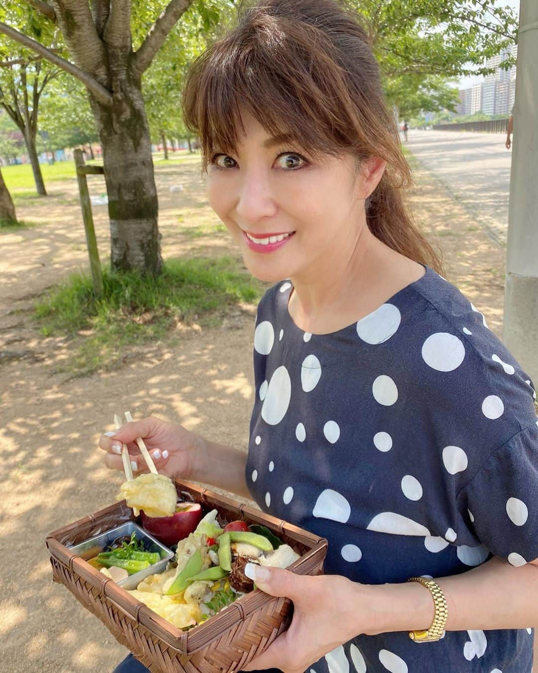 山田佳子さんのインスタグラム写真 - (山田佳子Instagram)「いいお天気だったので、公園の木陰で﻿ランチ〜🍙﻿ ﻿ #木陰﻿ #涼しい﻿ #外で食べる #お弁当﻿ #美味しい﻿ #公園﻿ #日曜日﻿ #山田佳子 ﻿ ﻿」8月2日 19時59分 - yoshiko117