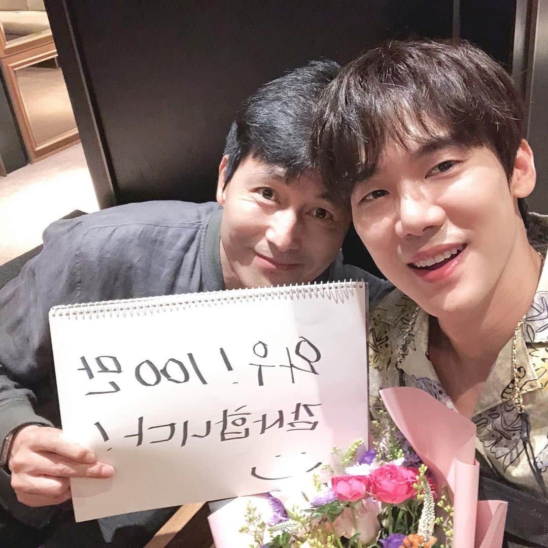 ユ・ヨンソクのインスタグラム：「#강철비2_정상회담  100만 돌파! 극장으로 소중한 발걸음해주신 관객분들 진심으로 감사드립니다!❤️」