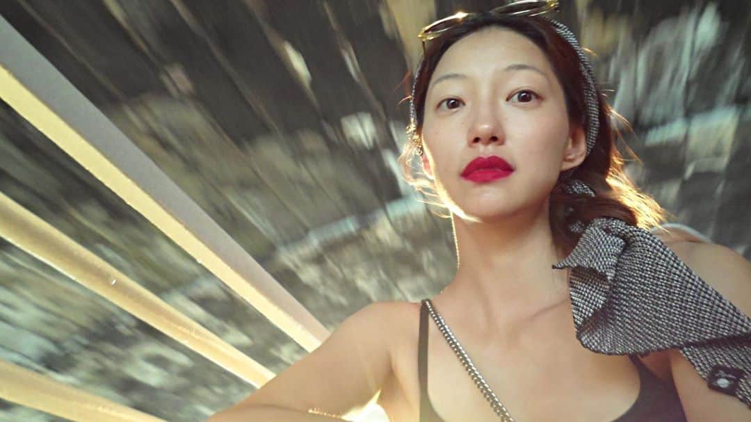 イ・エルのインスタグラム：「_ 여행사진 뒤적이다가  바또무슈도 혼자 타보고  다리도 이리저리 막 건너다니고 좋았는데..」
