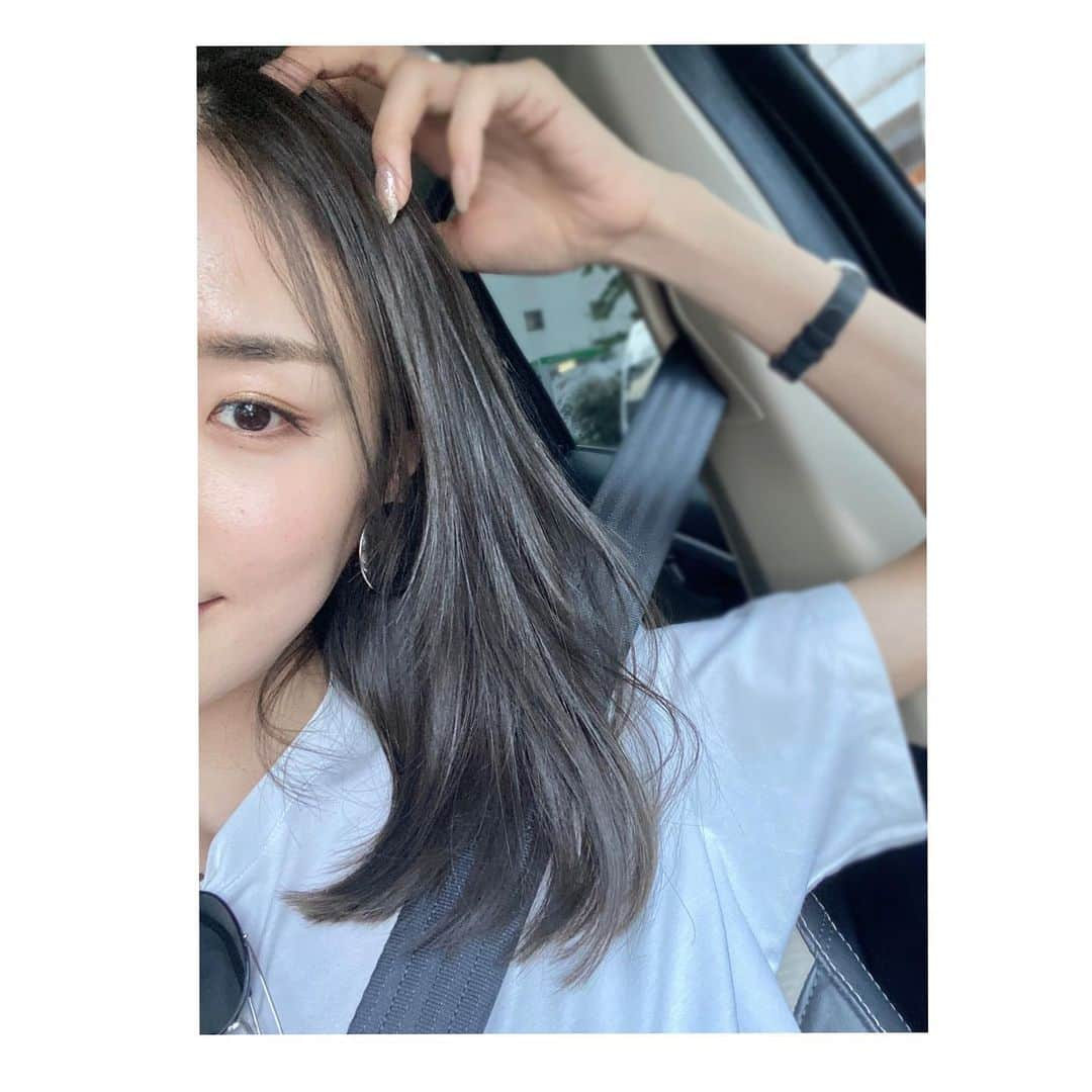 小林有里さんのインスタグラム写真 - (小林有里Instagram)「♡ やっと カラーに行けた♡ #出不精 . . 前回よりも暗め。 アッシュとベージュ。 . 透明感は 前回より強めに感じる❤️ . . . 毎度 本気で満足です😫💘💘 . 褪色過程も 本当にきれいで楽しいの！！ . . @kaname__yuuki さん、 毎度感謝感謝🙇‍♀️✂︎ . . . #haircolor#kobahair #zaccvie #アッシュカラー」8月2日 20時02分 - lilyshandmade