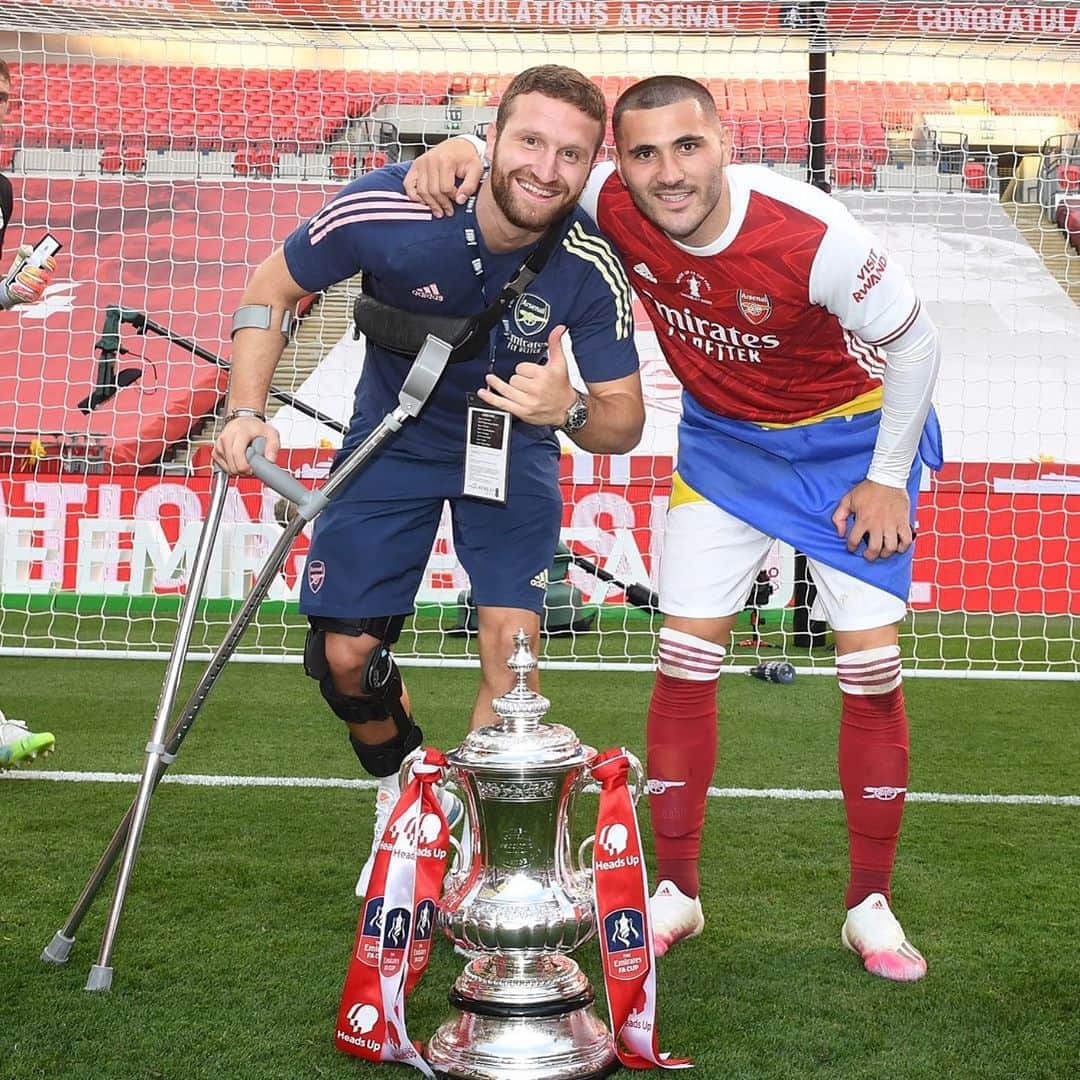 シュコドラン・ムスタフィのインスタグラム：「After @aubameyang97 almost broke the @emiratesfacup Trophy, I have now found a bodyguard! The Trophy is safe, trust me 💪🏼 #SM20 #BosnianHulk」